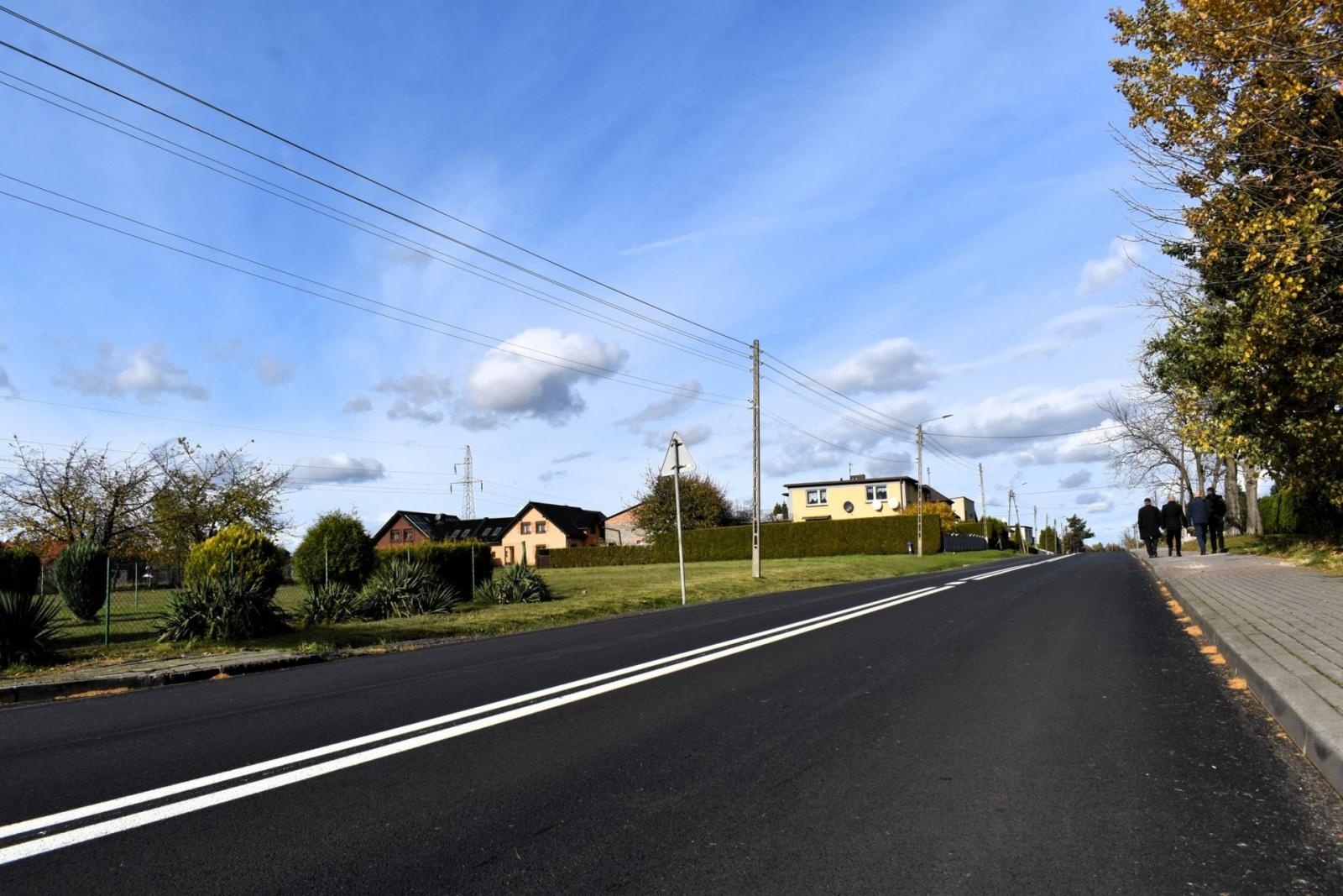 Zdjęcie w galerii na portalu naszwodzislaw.com: Ulica Wiosny Ludów w Marklowicach po remoncie wiadomości z regionu