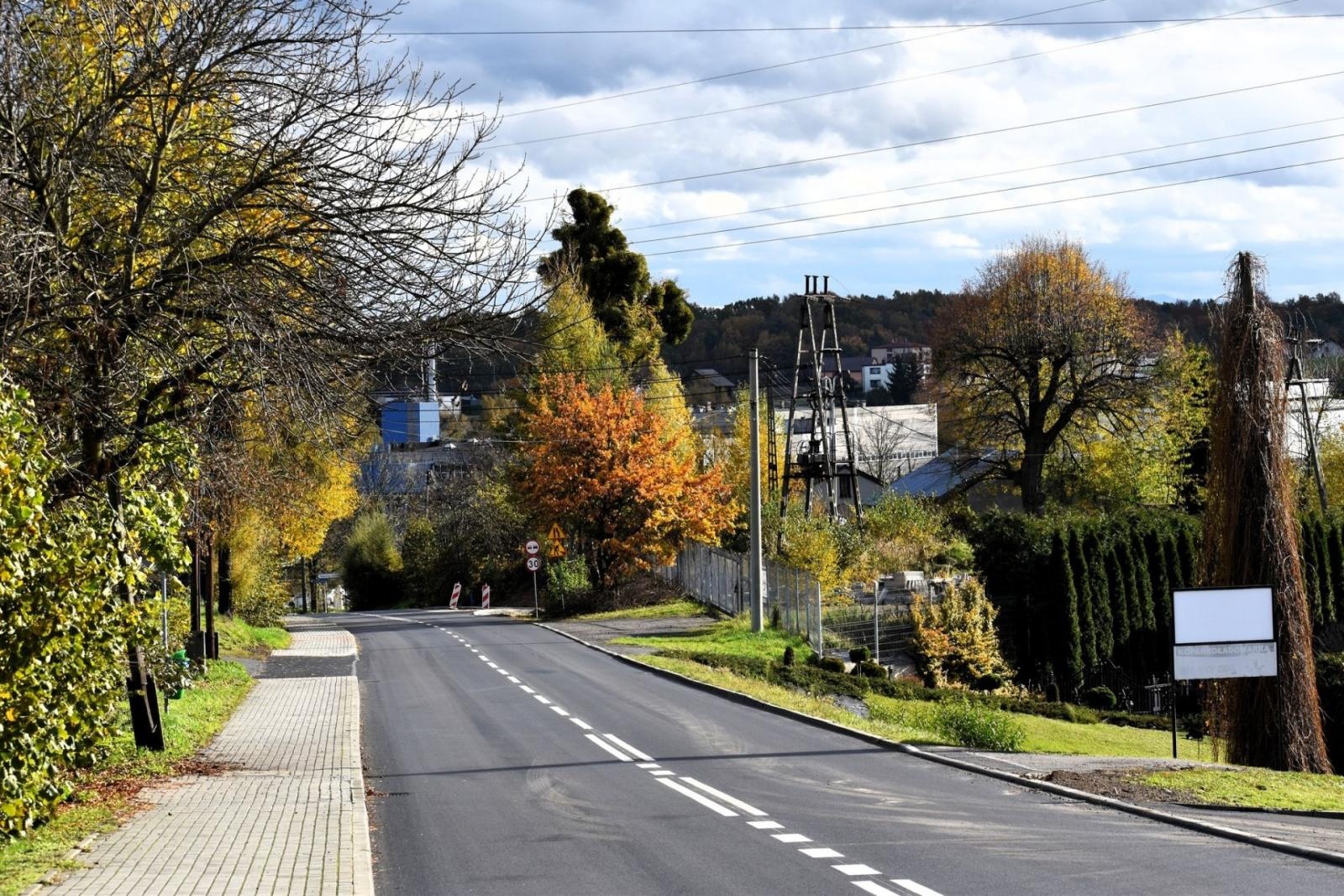 Zdjęcie w galerii na portalu naszwodzislaw.com: Ulica Wiosny Ludów w Marklowicach po remoncie wiadomości z regionu