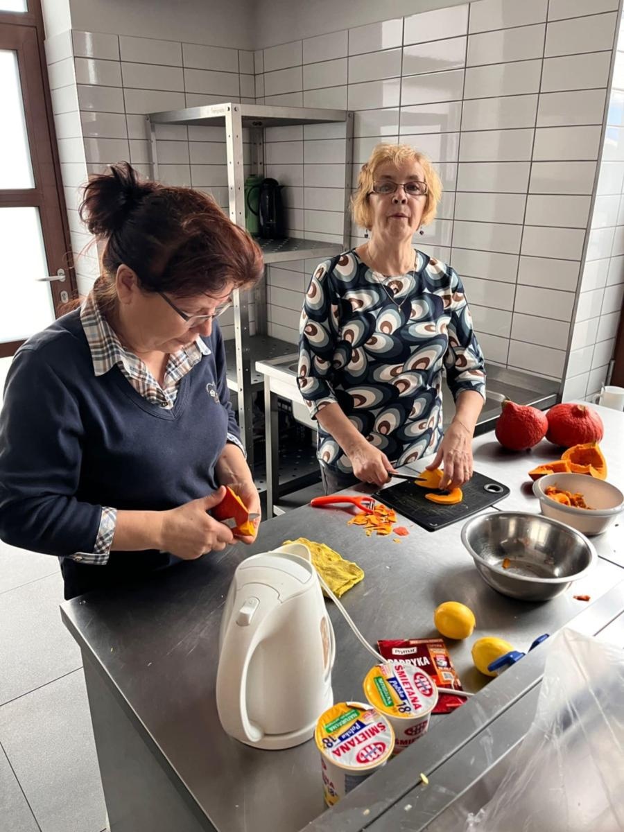 Zdjęcie w galerii na portalu naszwodzislaw.com: Jesienny aromat dyni w Warsztatowni wiadomości z regionu