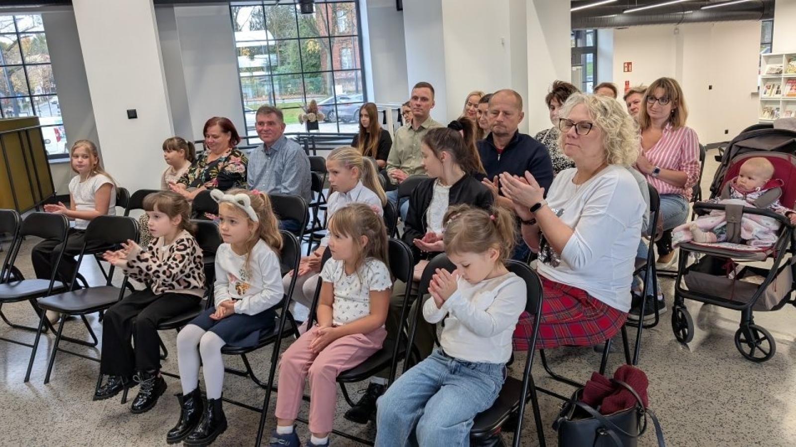 Zdjęcie w galerii na portalu naszwodzislaw.com: Pszów - Moje Dobre Miejsce. Wręczono nagrody w konkursie plastycznym wiadomości z regionu