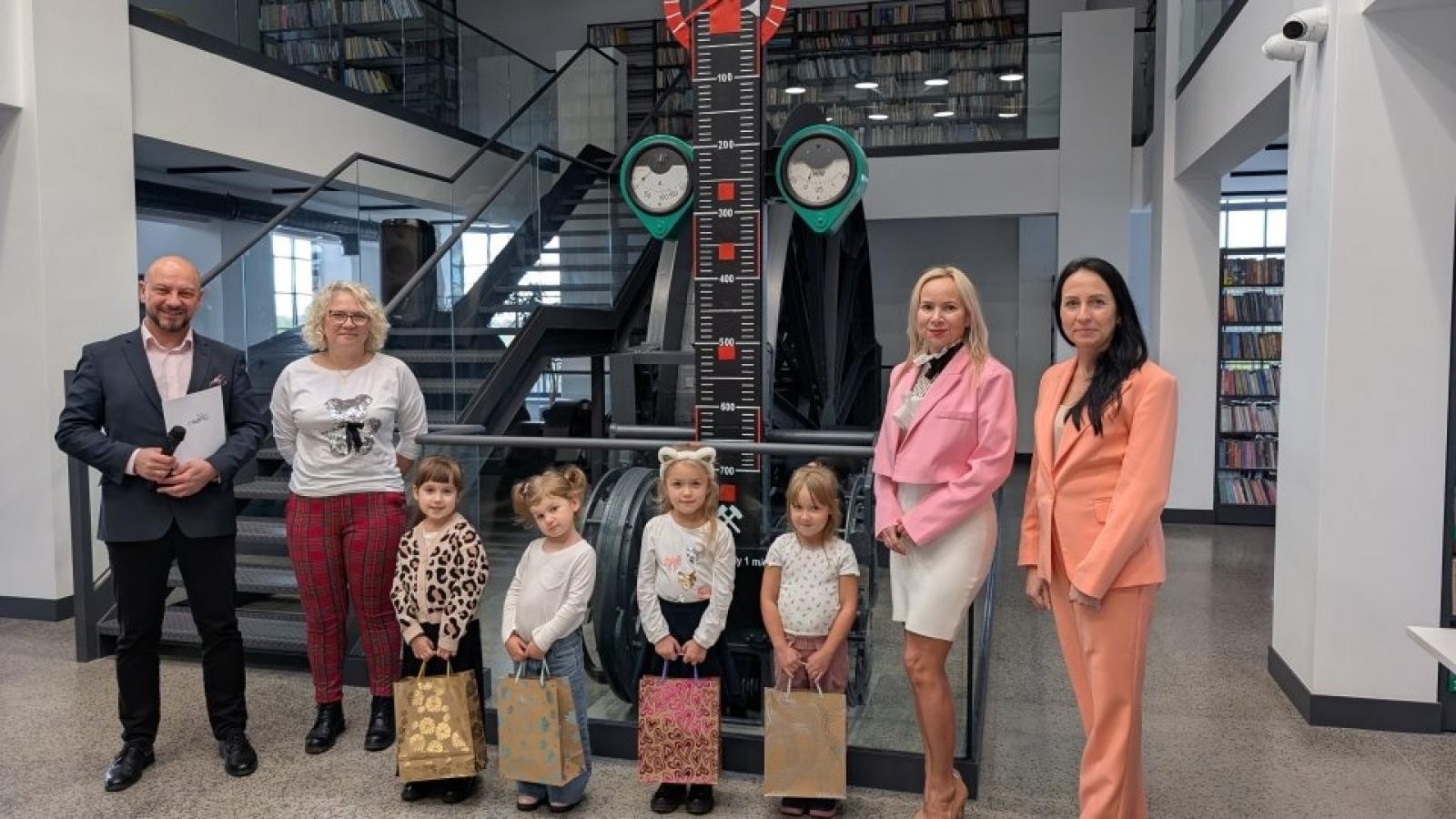 Zdjęcie w galerii na portalu naszwodzislaw.com: Pszów - Moje Dobre Miejsce. Wręczono nagrody w konkursie plastycznym wiadomości z regionu