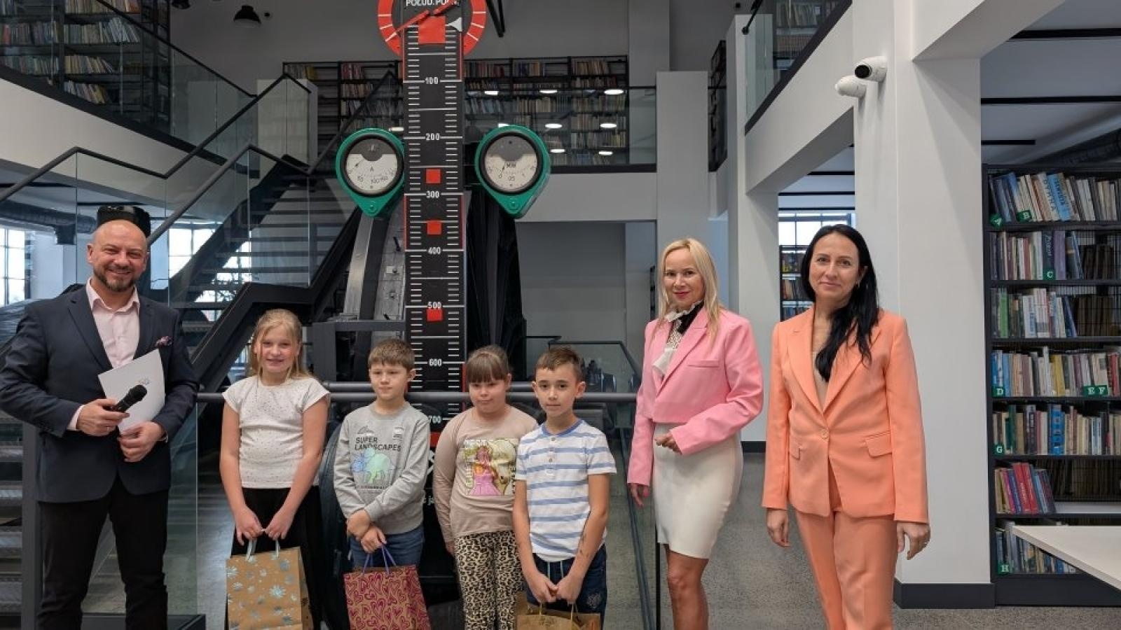 Zdjęcie w galerii na portalu naszwodzislaw.com: Pszów - Moje Dobre Miejsce. Wręczono nagrody w konkursie plastycznym wiadomości z regionu