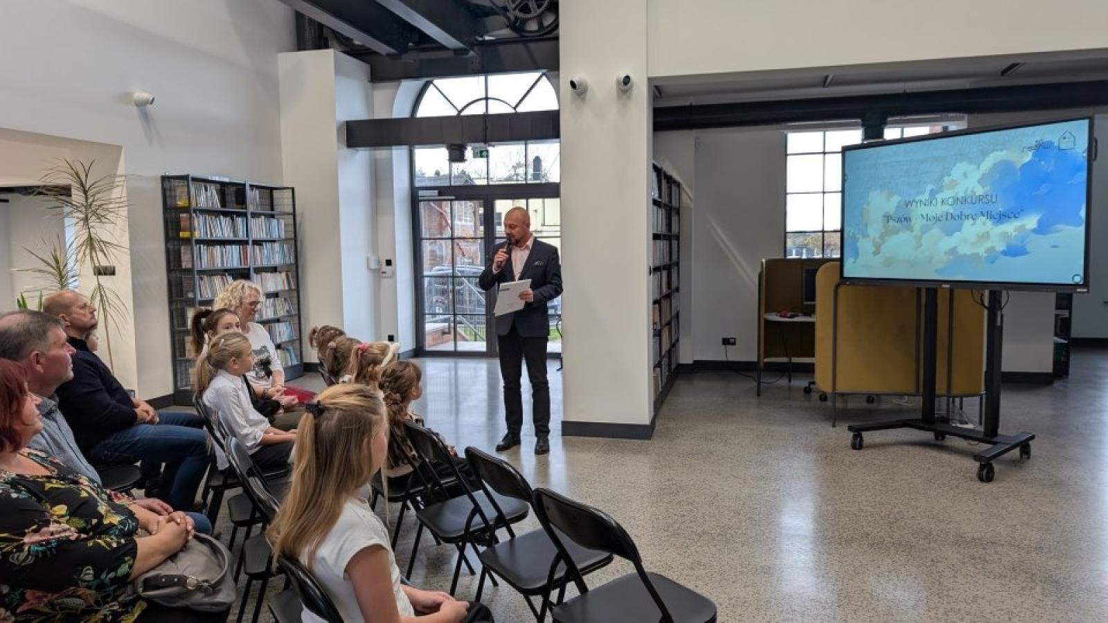 Zdjęcie w galerii na portalu naszwodzislaw.com: Pszów - Moje Dobre Miejsce. Wręczono nagrody w konkursie plastycznym wiadomości z regionu