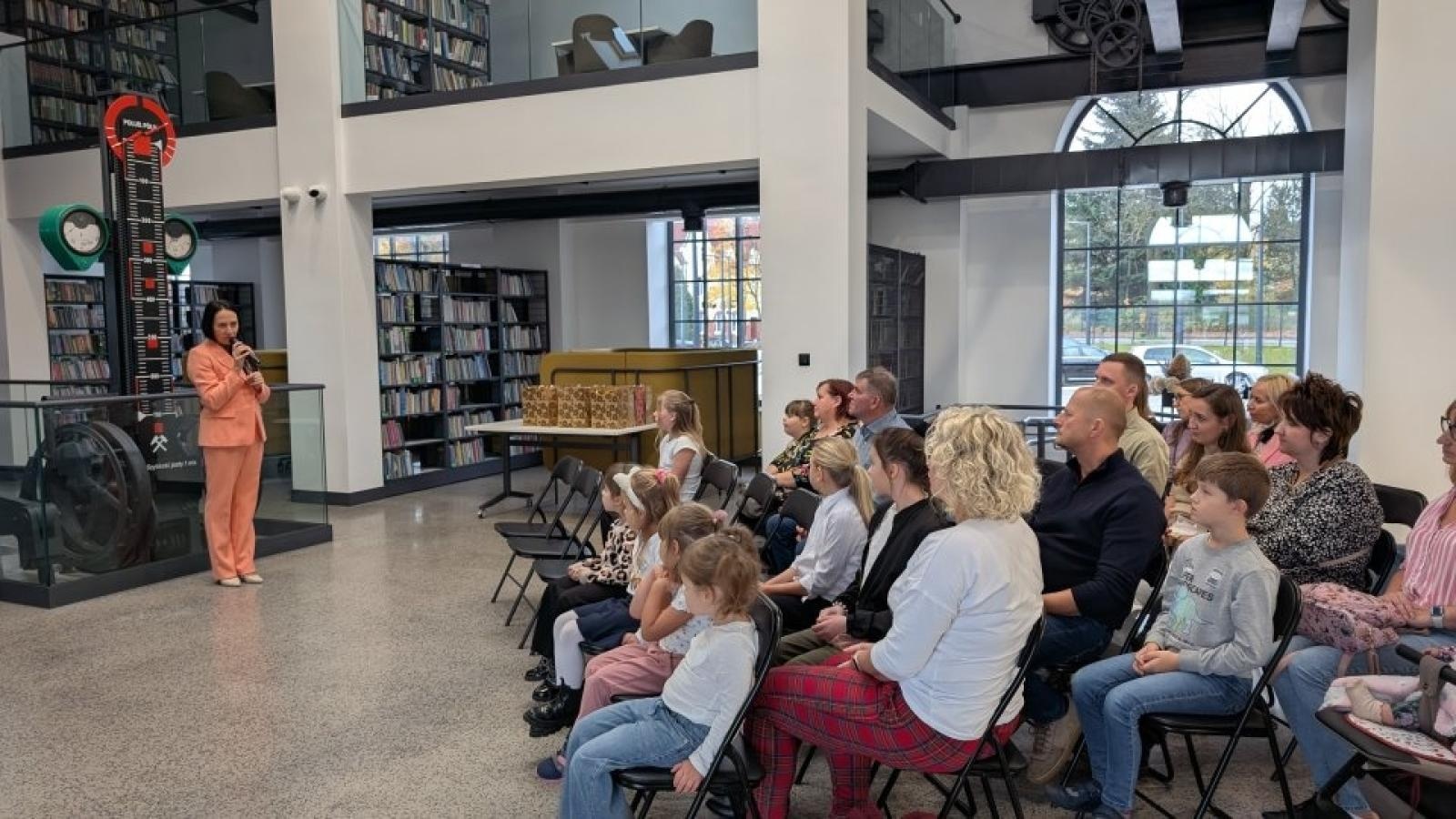 Zdjęcie w galerii na portalu naszwodzislaw.com: Pszów - Moje Dobre Miejsce. Wręczono nagrody w konkursie plastycznym wiadomości z regionu