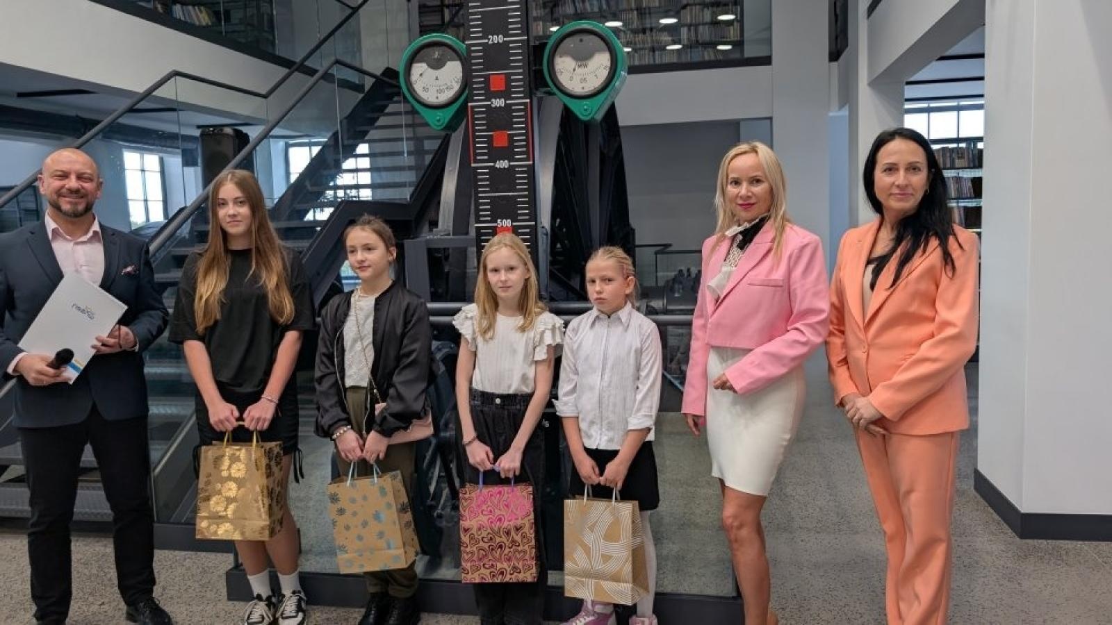 Zdjęcie w galerii na portalu naszwodzislaw.com: Pszów - Moje Dobre Miejsce. Wręczono nagrody w konkursie plastycznym wiadomości z regionu