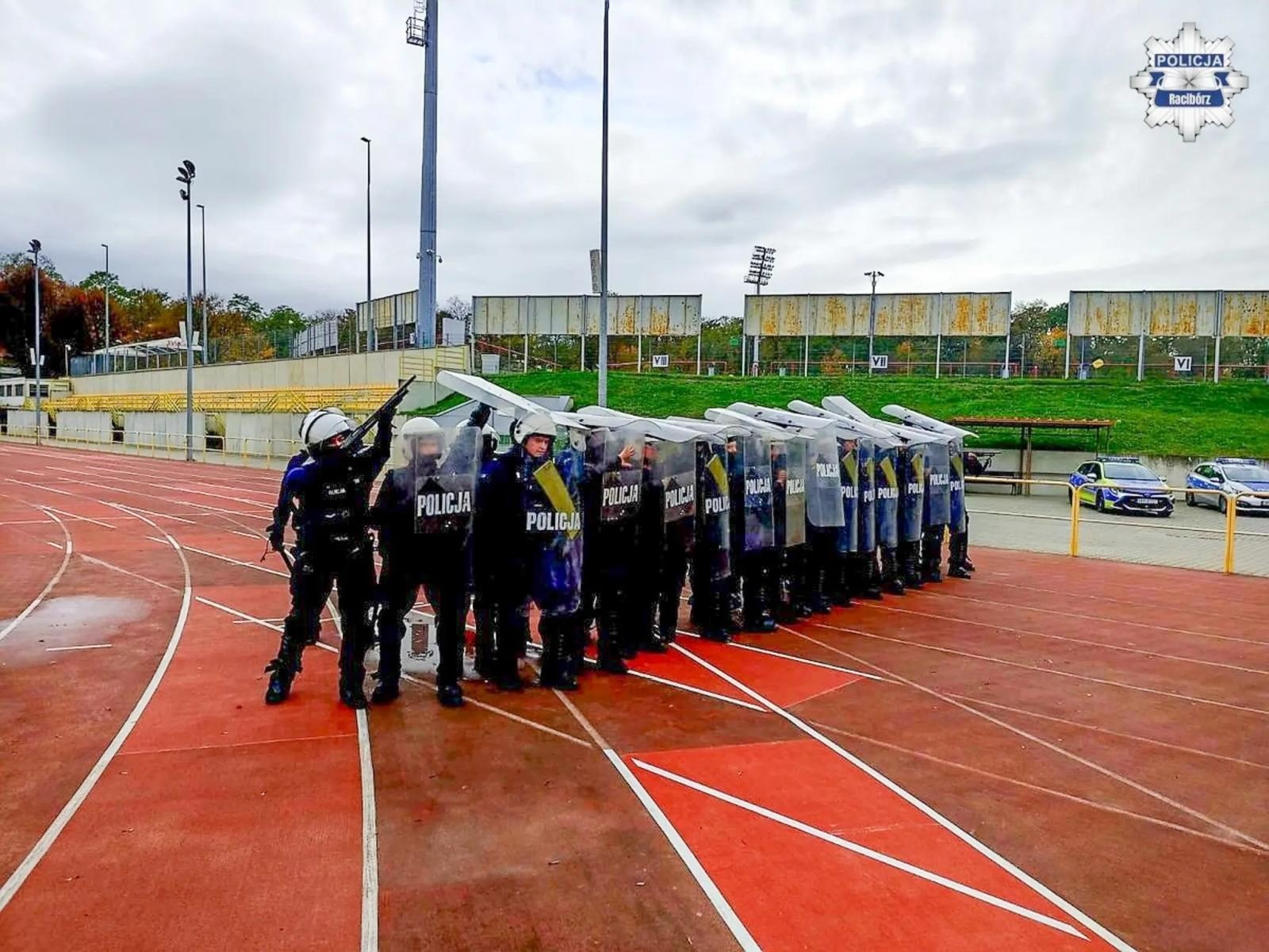 Zdjęcie w galerii na portalu naszwodzislaw.com: Policjanci z Raciborza, Wodzisławia i Rybnika szkolili się na stadionie w Rybniku wiadomości z regionu
