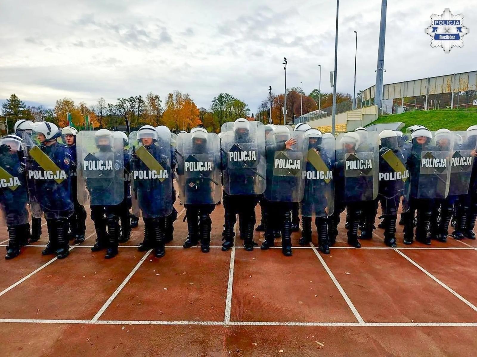 Zdjęcie w galerii na portalu naszwodzislaw.com: Policjanci z Raciborza, Wodzisławia i Rybnika szkolili się na stadionie w Rybniku wiadomości z regionu