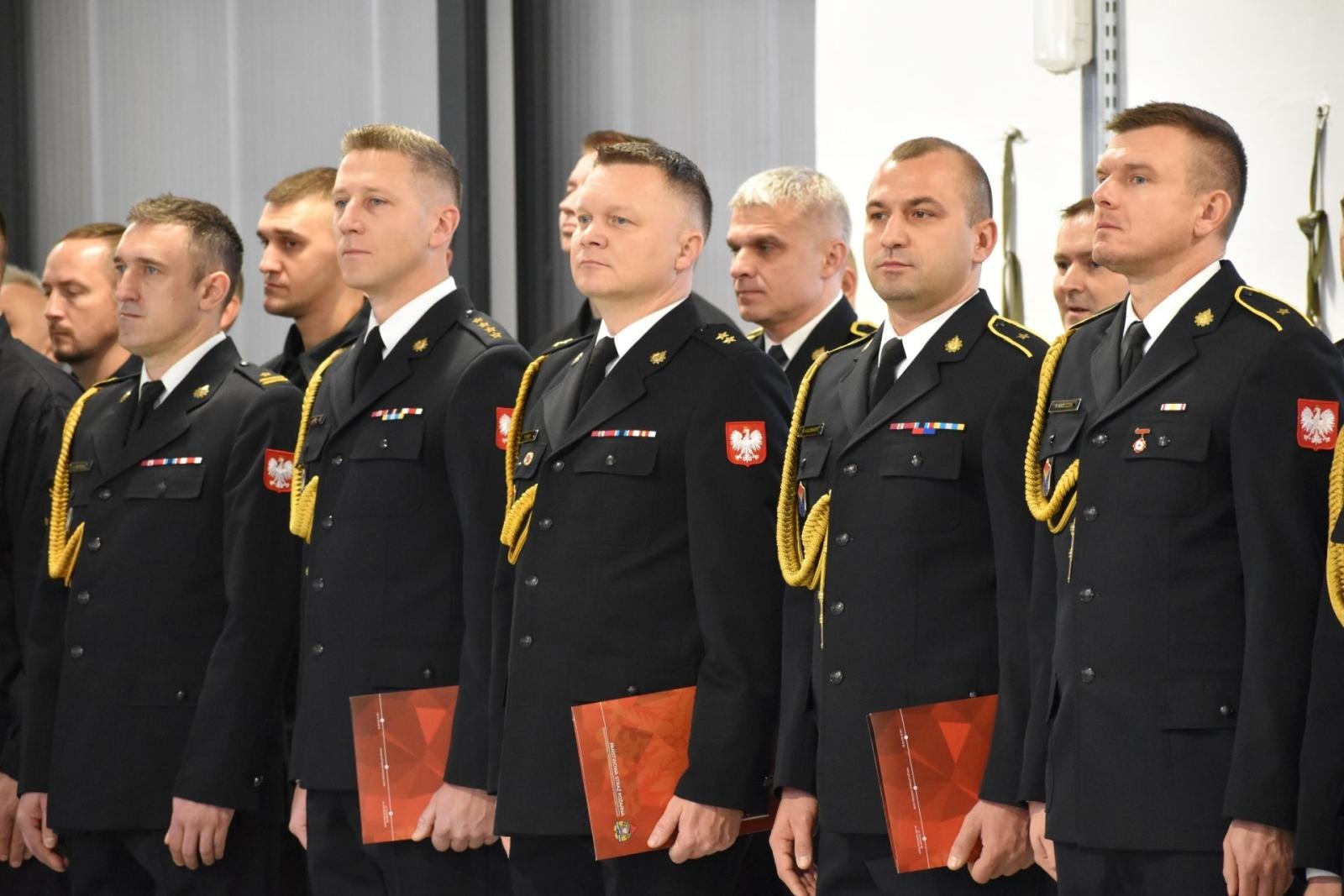 Zdjęcie w galerii na portalu naszwodzislaw.com: Bartosz Deberny zastępcą Komendanta Powiatowego PSP. Nowy dowódca JRG i awanse wiadomości z regionu