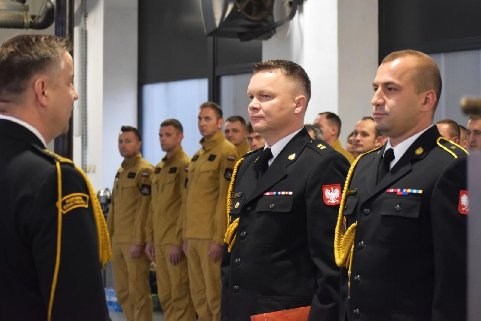 Zdjęcie w galerii na portalu naszwodzislaw.com: Bartosz Deberny zastępcą Komendanta Powiatowego PSP. Nowy dowódca JRG i awanse wiadomości z regionu