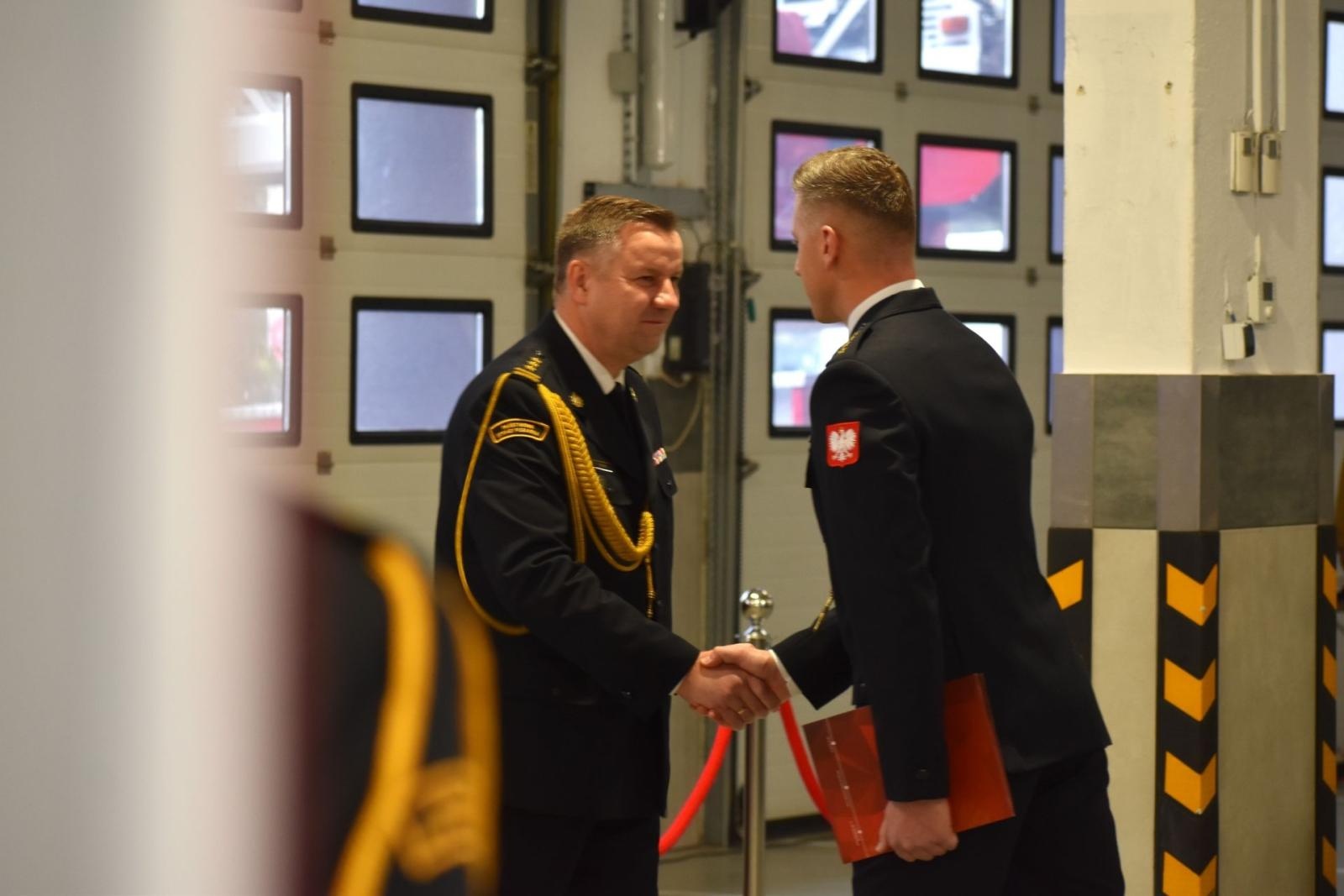 Zdjęcie w galerii na portalu naszwodzislaw.com: Bartosz Deberny zastępcą Komendanta Powiatowego PSP. Nowy dowódca JRG i awanse wiadomości z regionu