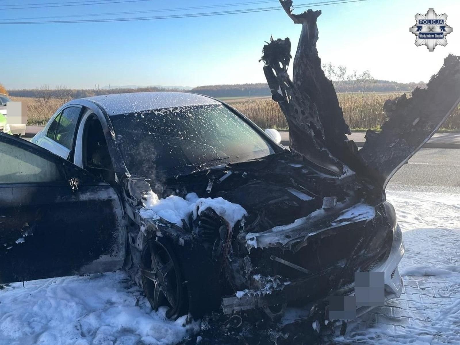 Zdjęcie w galerii na portalu naszwodzislaw.com: Mercedes w ogniu przy Młodzieżowej. Pojazd nie był ubezpieczony! wiadomości z regionu