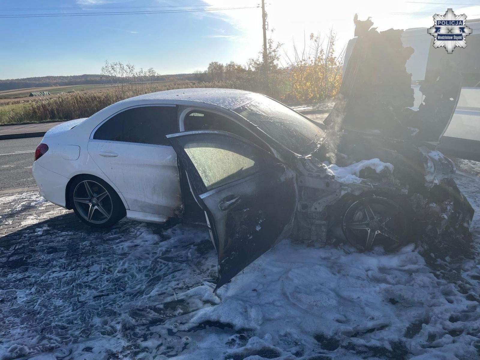 Zdjęcie w galerii na portalu naszwodzislaw.com: Mercedes w ogniu przy Młodzieżowej. Pojazd nie był ubezpieczony! wiadomości z regionu