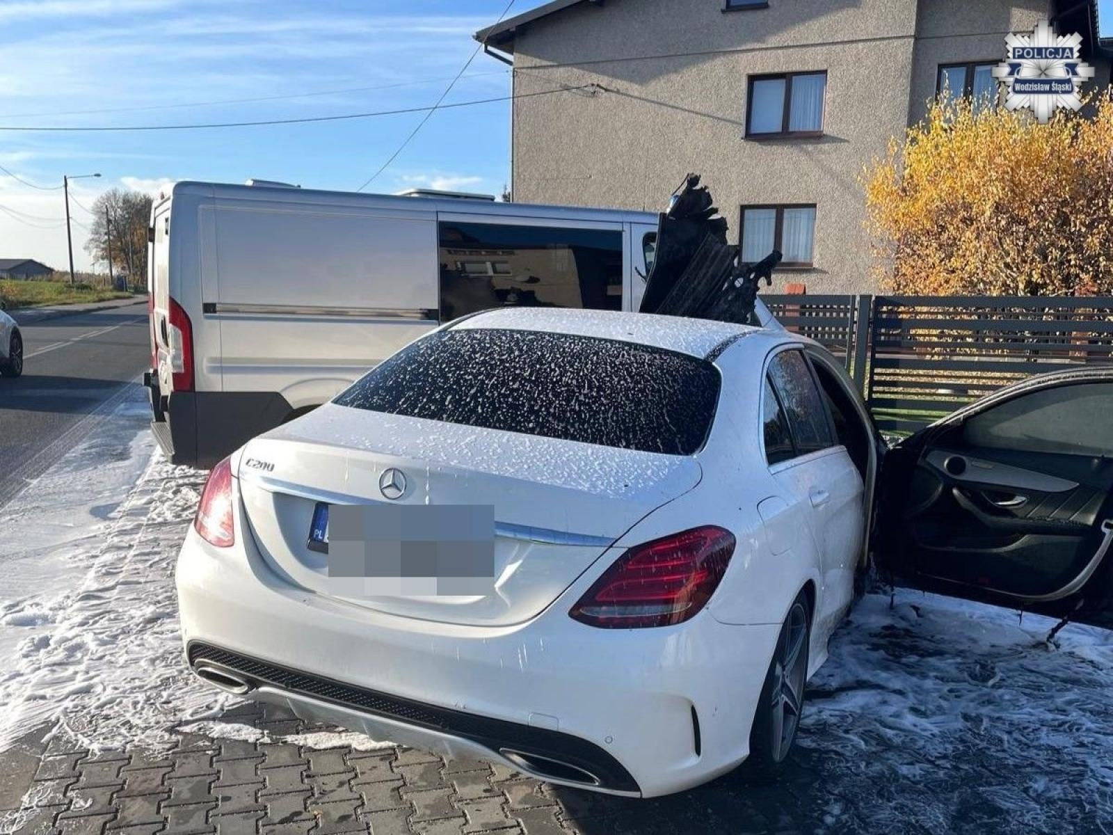 Zdjęcie w galerii na portalu naszwodzislaw.com: Mercedes w ogniu przy Młodzieżowej. Pojazd nie był ubezpieczony! wiadomości z regionu