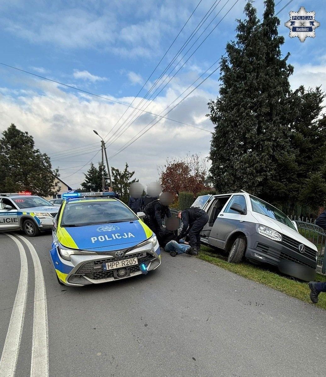 Zdjęcie w galerii na portalu naszwodzislaw.com: Dwaj Czesi pod wpływem narkotyków uciekali kradzionym busem [KOMUNIKAT POLICJI] wiadomości z regionu