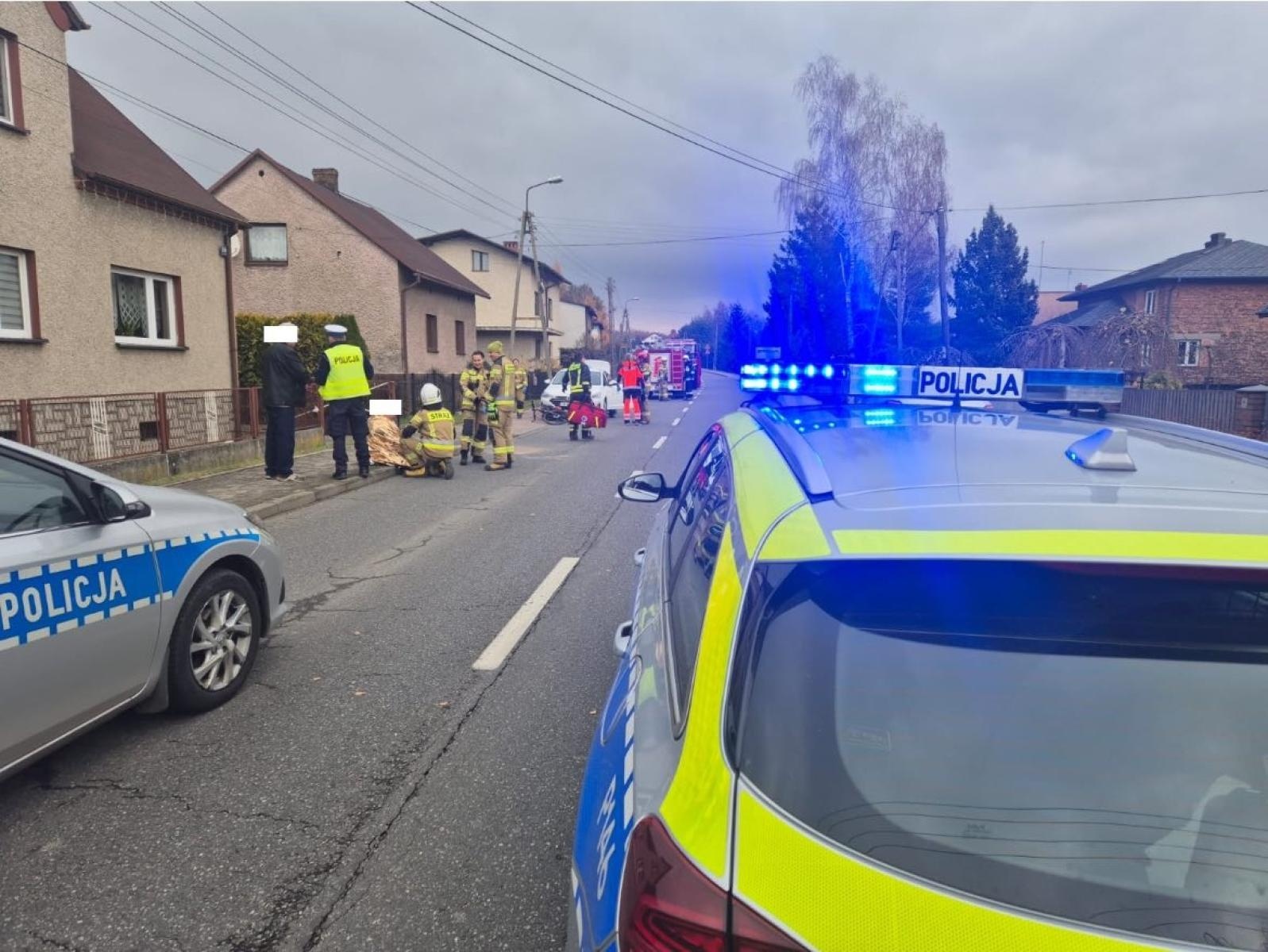 Zdjęcie w galerii na portalu naszwodzislaw.com: Wypadek w Godowie na ul. 1 Maja. Rowerzysta przetransportowany śmigłowcem LPR do szpitala wiadomości z regionu