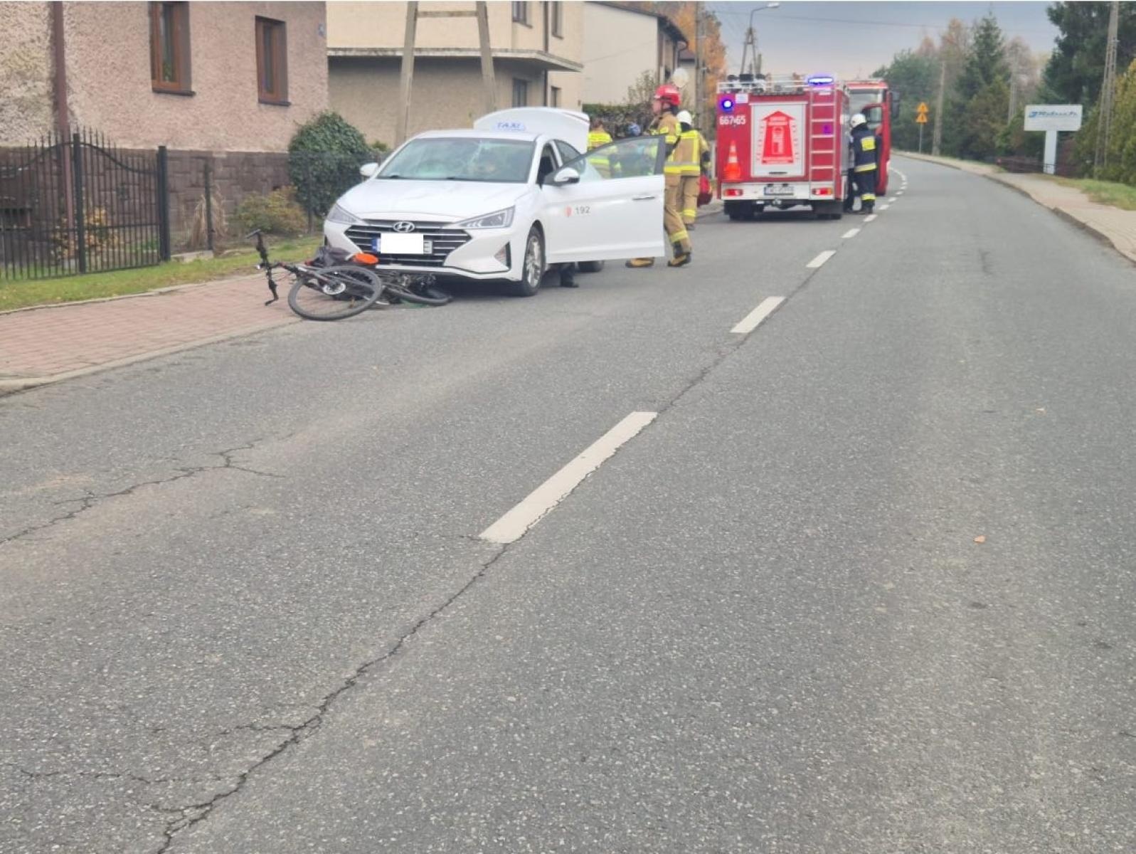 Zdjęcie w galerii na portalu naszwodzislaw.com: Wypadek w Godowie na ul. 1 Maja. Rowerzysta przetransportowany śmigłowcem LPR do szpitala wiadomości z regionu