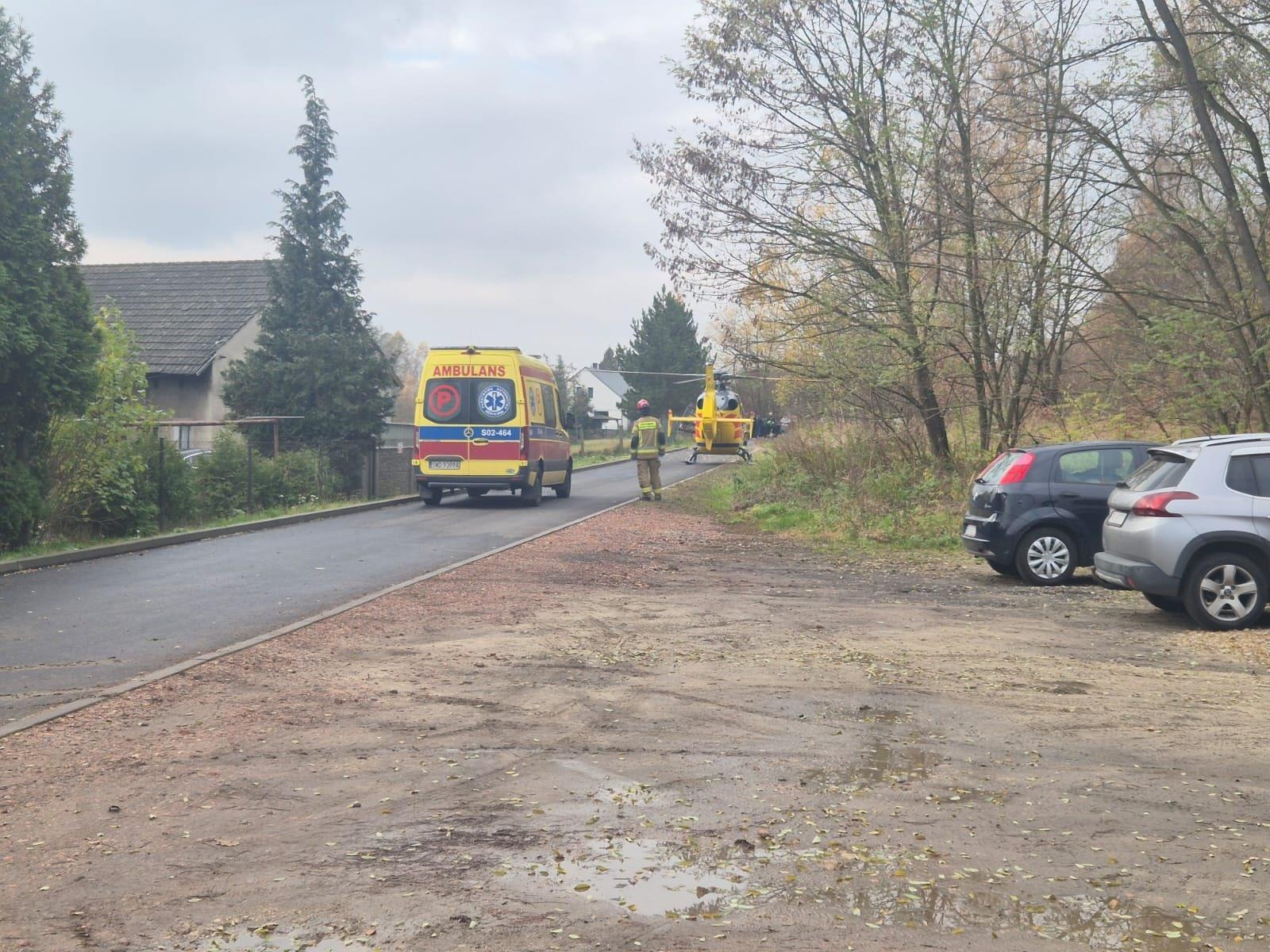 Zdjęcie w galerii na portalu naszwodzislaw.com: Wypadek w Godowie na ul. 1 Maja. Rowerzysta przetransportowany śmigłowcem LPR do szpitala wiadomości z regionu