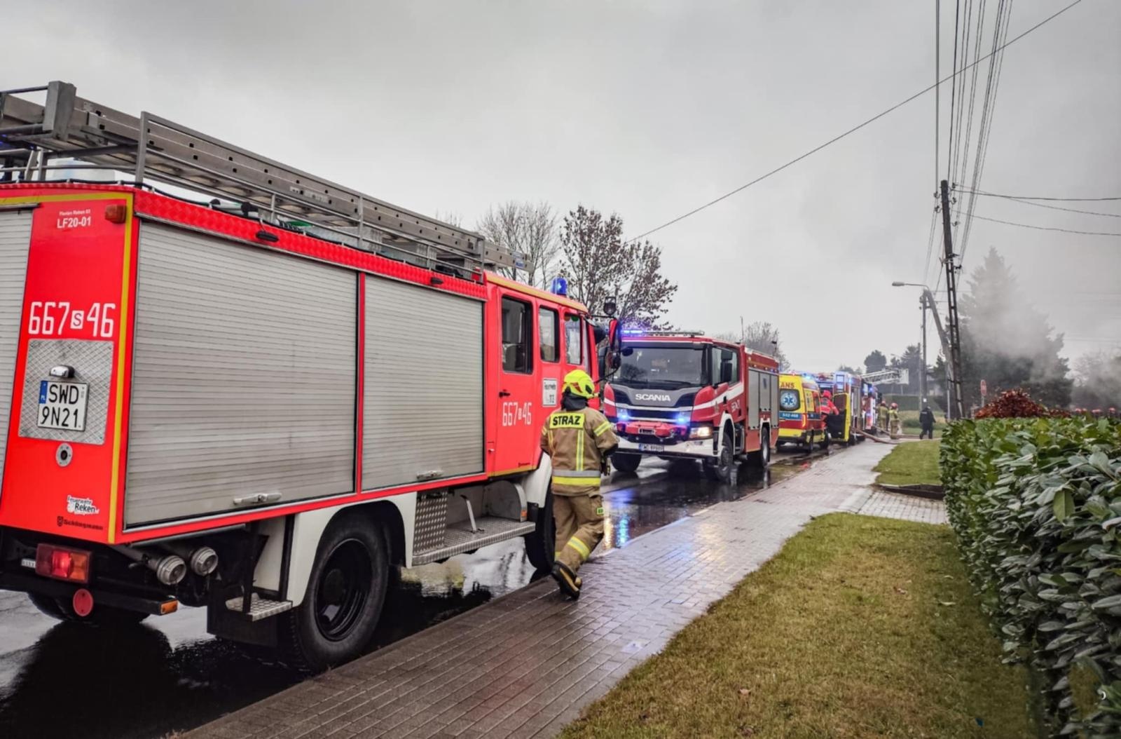Zdjęcie w galerii na portalu naszwodzislaw.com: Jedna osoba poszkodowana w pożarze domu w Rydułtowach wiadomości z regionu