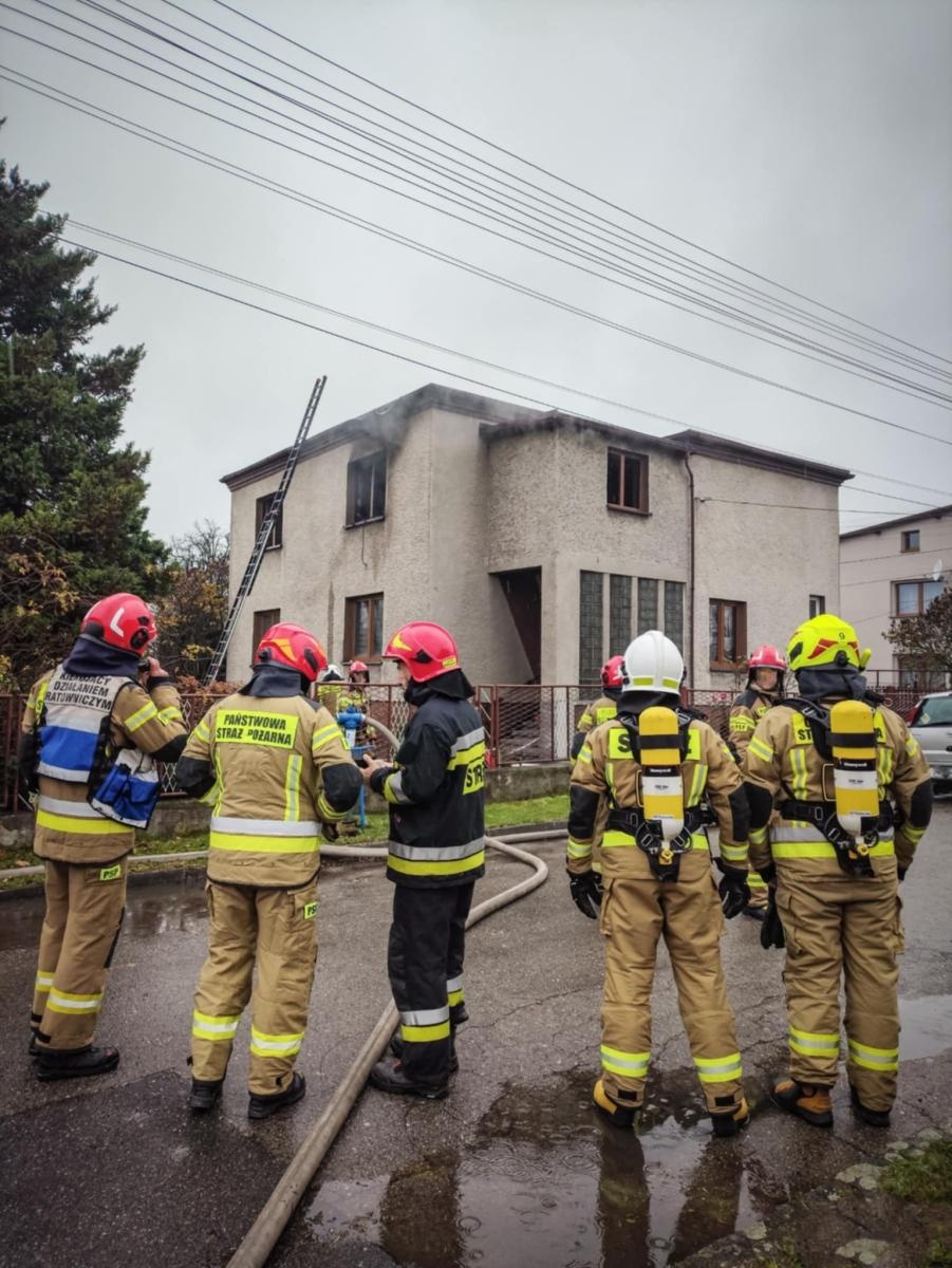 Zdjęcie w galerii na portalu naszwodzislaw.com: Jedna osoba poszkodowana w pożarze domu w Rydułtowach wiadomości z regionu