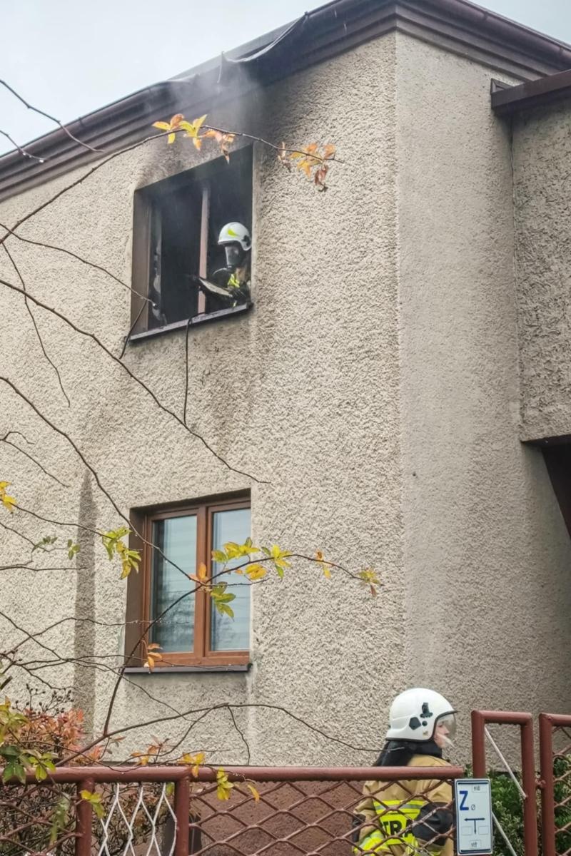 Zdjęcie w galerii na portalu naszwodzislaw.com: Jedna osoba poszkodowana w pożarze domu w Rydułtowach wiadomości z regionu