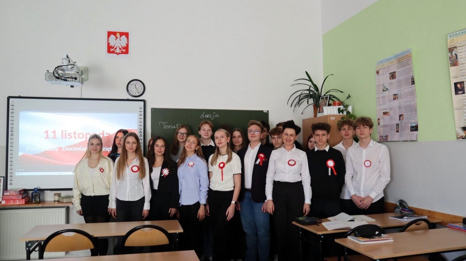 Zdjęcie w galerii na portalu naszwodzislaw.com: Placówki oświatowe powiatu włączyły się w akcję Szkoła do hymnu wiadomości z regionu