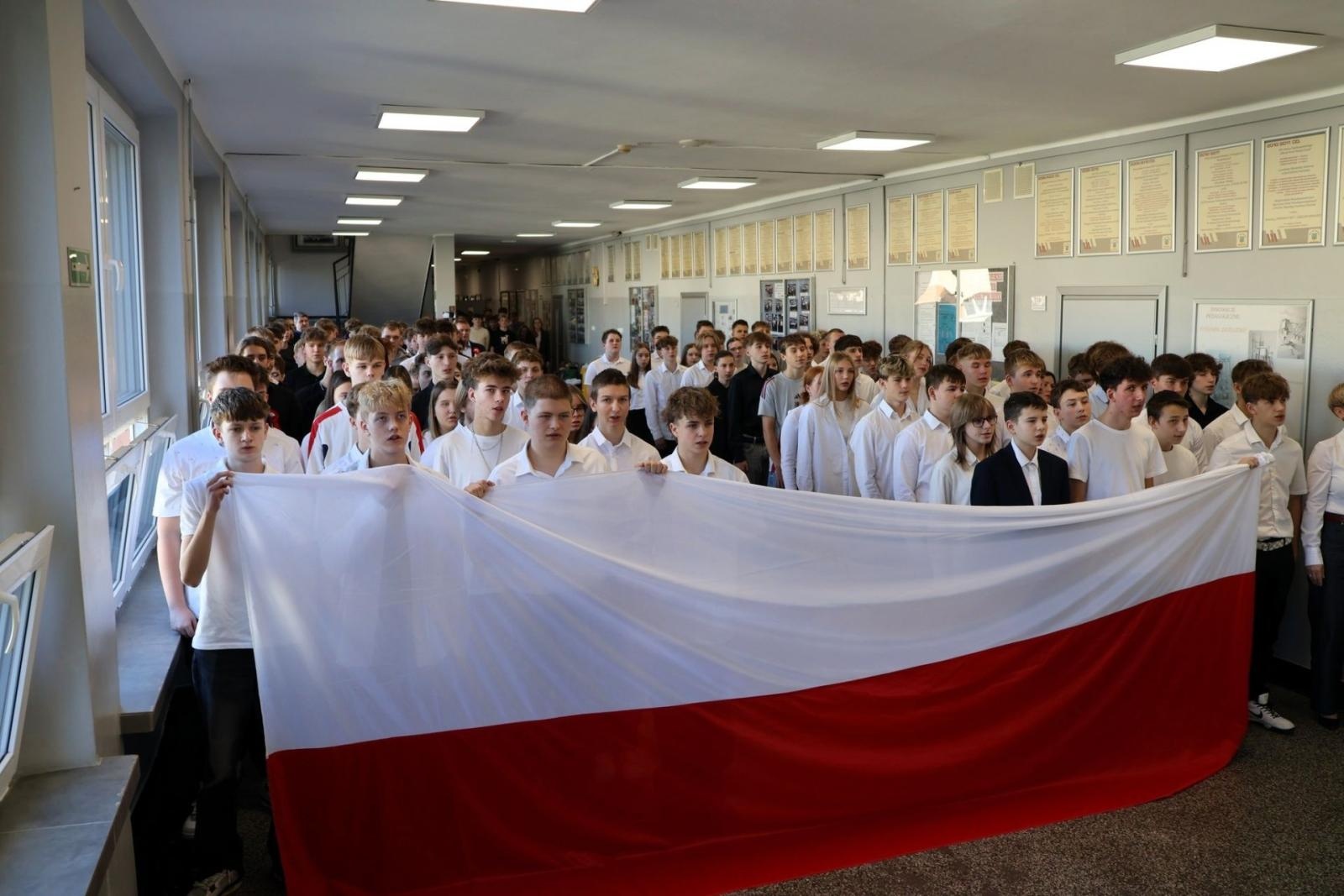 Zdjęcie w galerii na portalu naszwodzislaw.com: Placówki oświatowe powiatu włączyły się w akcję Szkoła do hymnu wiadomości z regionu