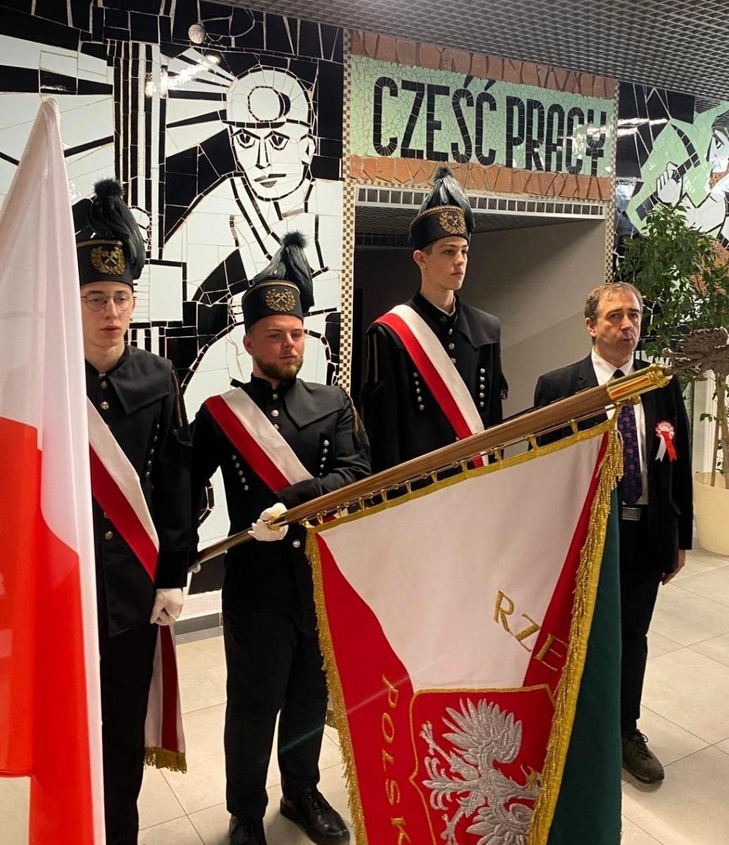 Zdjęcie w galerii na portalu naszwodzislaw.com: Placówki oświatowe powiatu włączyły się w akcję Szkoła do hymnu wiadomości z regionu