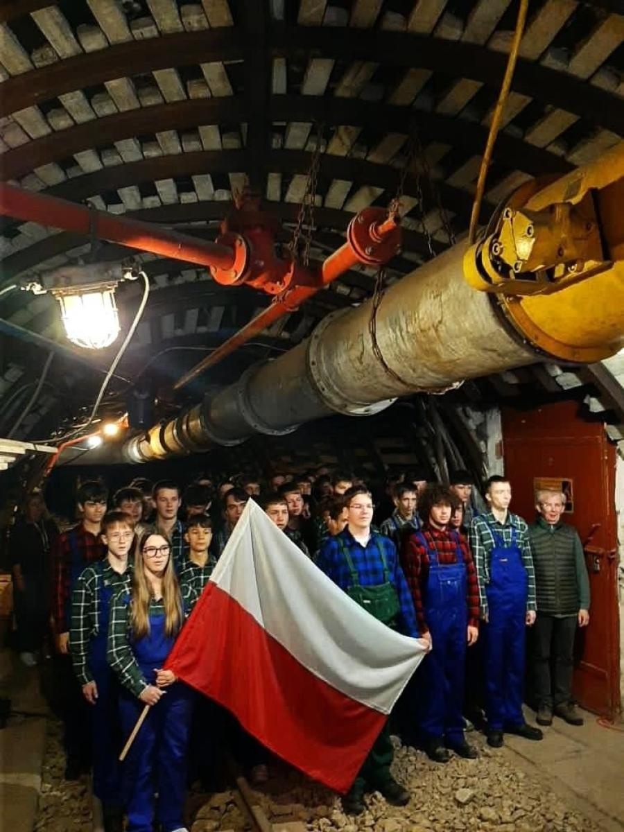 Zdjęcie w galerii na portalu naszwodzislaw.com: Placówki oświatowe powiatu włączyły się w akcję Szkoła do hymnu wiadomości z regionu