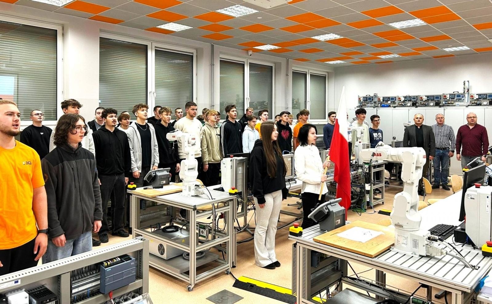 Zdjęcie w galerii na portalu naszwodzislaw.com: Placówki oświatowe powiatu włączyły się w akcję Szkoła do hymnu wiadomości z regionu