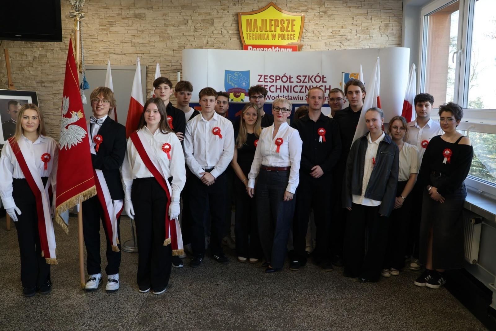 Zdjęcie w galerii na portalu naszwodzislaw.com: Placówki oświatowe powiatu włączyły się w akcję Szkoła do hymnu wiadomości z regionu