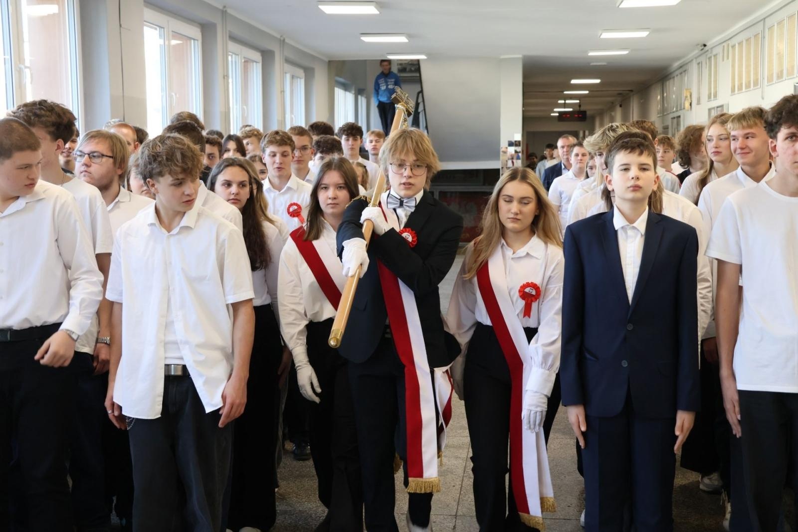 Zdjęcie w galerii na portalu naszwodzislaw.com: Placówki oświatowe powiatu włączyły się w akcję Szkoła do hymnu wiadomości z regionu