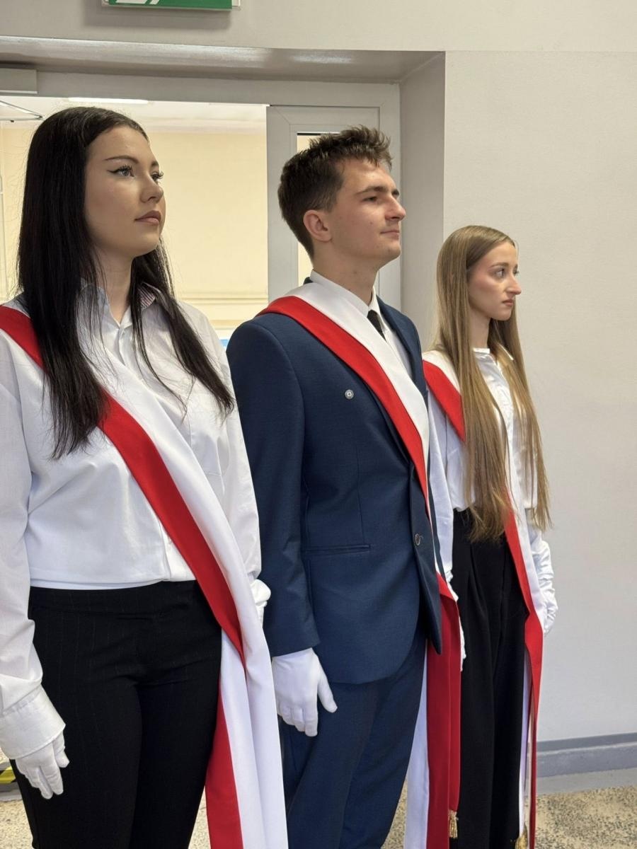 Zdjęcie w galerii na portalu naszwodzislaw.com: Placówki oświatowe powiatu włączyły się w akcję Szkoła do hymnu wiadomości z regionu