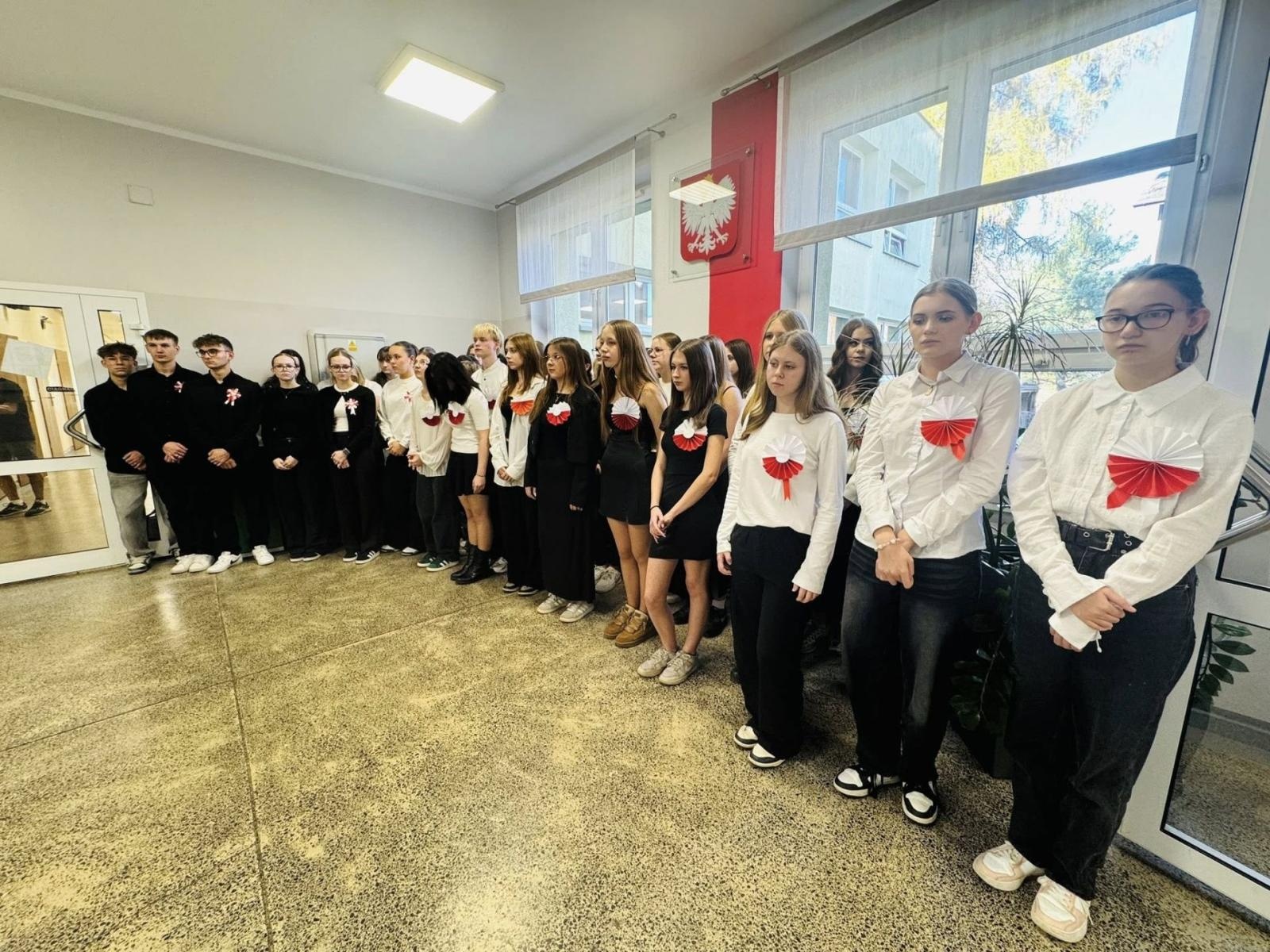 Zdjęcie w galerii na portalu naszwodzislaw.com: Placówki oświatowe powiatu włączyły się w akcję Szkoła do hymnu wiadomości z regionu