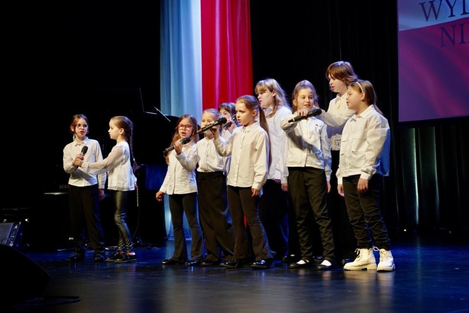 Zdjęcie w galerii na portalu naszwodzislaw.com: Rydułtowy: Wydarzenie dla Niepodległej. Wspólne świętowanie w biało-czerwonych barwach [FOTO] wiadomości z regionu