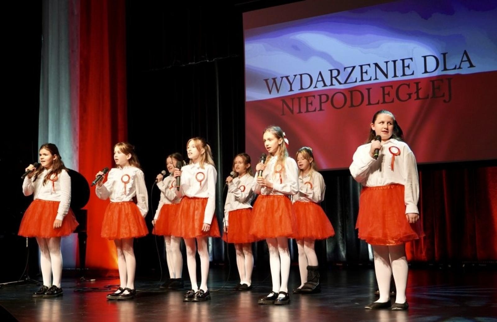 Zdjęcie w galerii na portalu naszwodzislaw.com: Rydułtowy: Wydarzenie dla Niepodległej. Wspólne świętowanie w biało-czerwonych barwach [FOTO] wiadomości z regionu