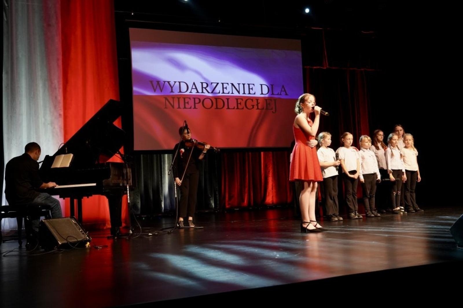 Zdjęcie w galerii na portalu naszwodzislaw.com: Rydułtowy: Wydarzenie dla Niepodległej. Wspólne świętowanie w biało-czerwonych barwach [FOTO] wiadomości z regionu