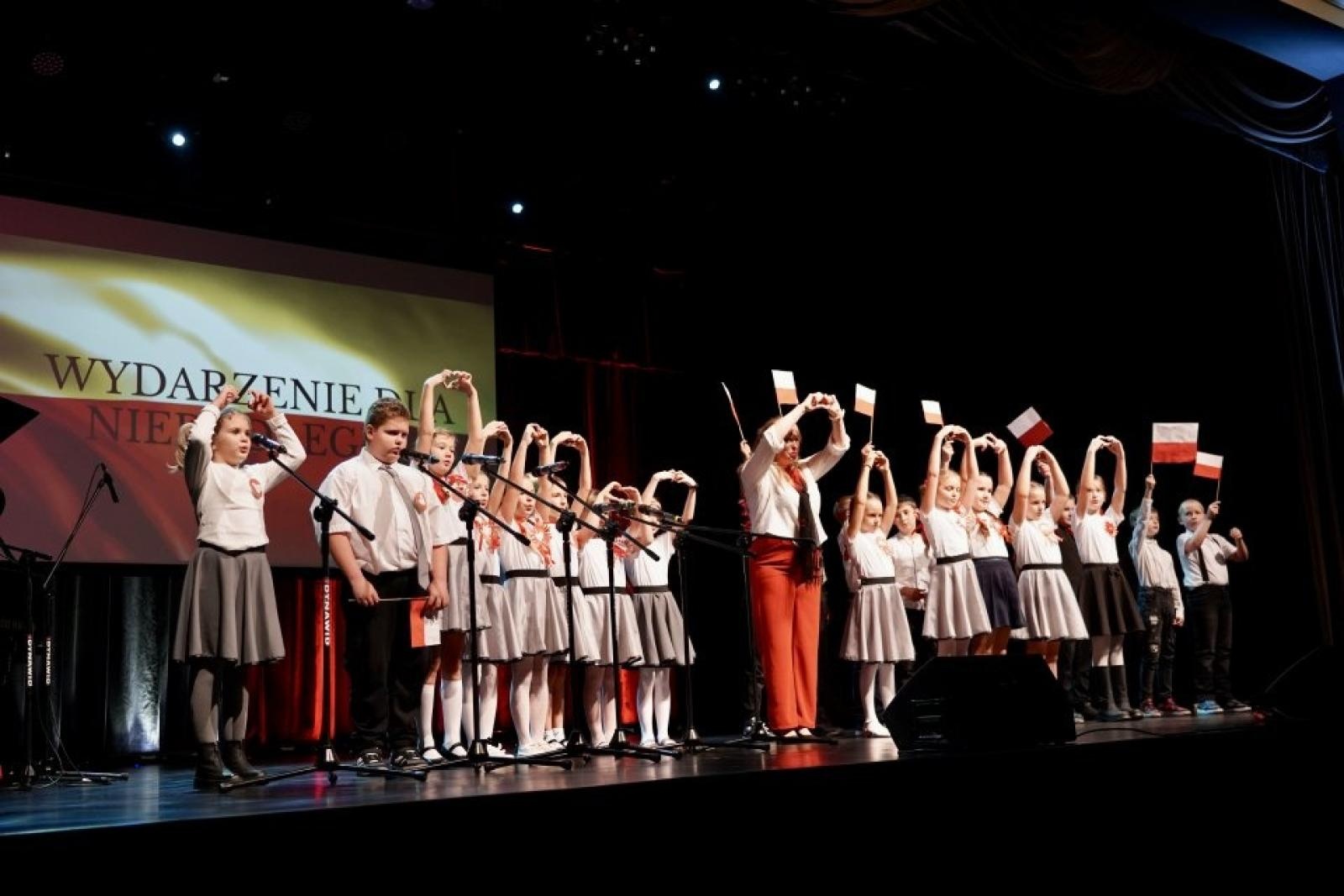 Zdjęcie w galerii na portalu naszwodzislaw.com: Rydułtowy: Wydarzenie dla Niepodległej. Wspólne świętowanie w biało-czerwonych barwach [FOTO] wiadomości z regionu