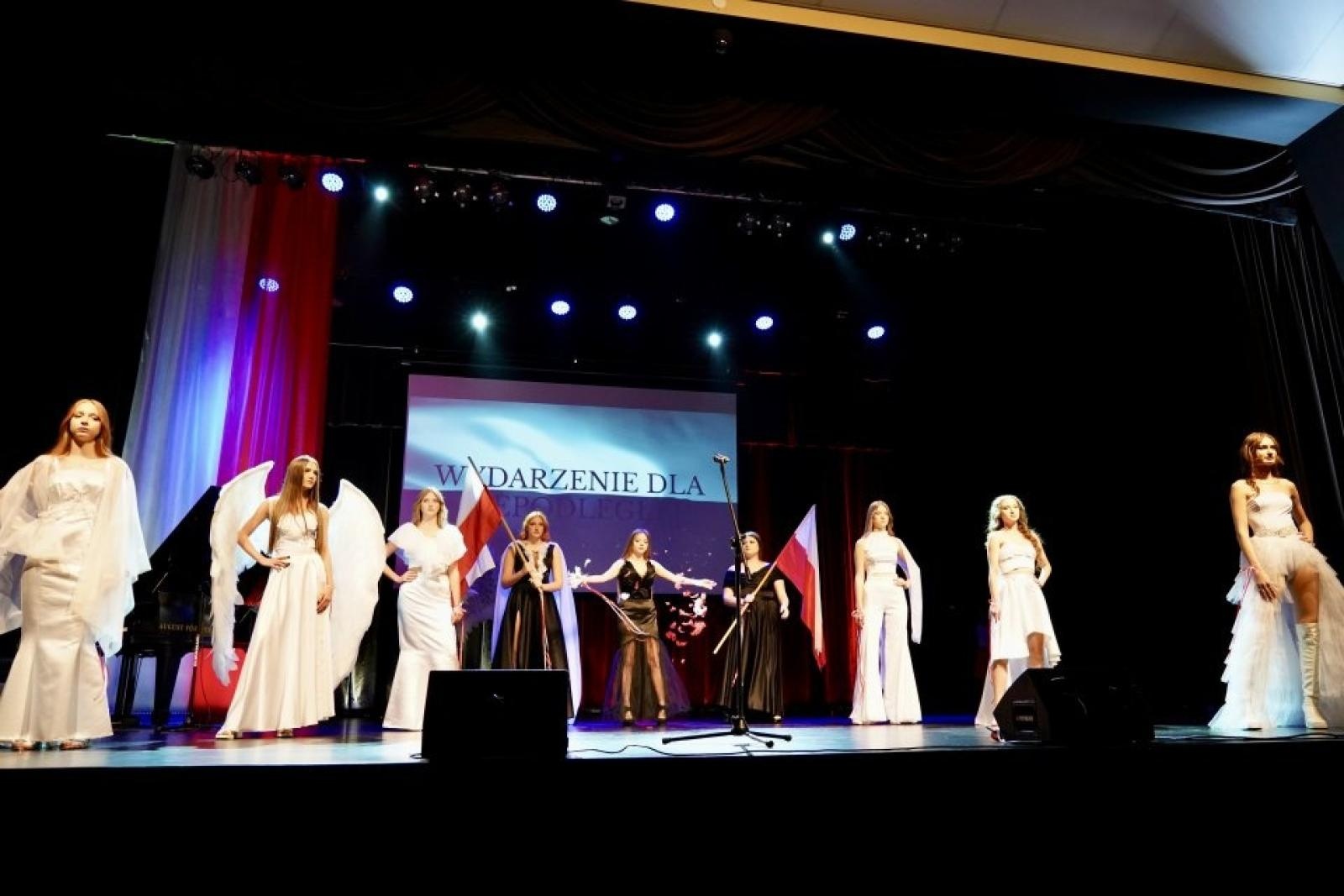 Zdjęcie w galerii na portalu naszwodzislaw.com: Rydułtowy: Wydarzenie dla Niepodległej. Wspólne świętowanie w biało-czerwonych barwach [FOTO] wiadomości z regionu