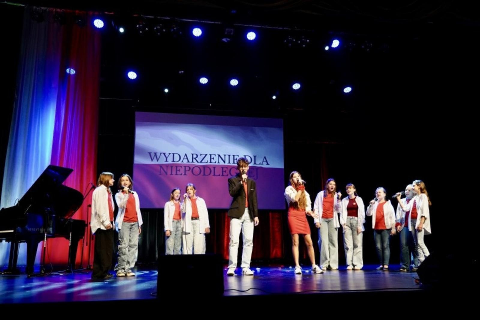 Zdjęcie w galerii na portalu naszwodzislaw.com: Rydułtowy: Wydarzenie dla Niepodległej. Wspólne świętowanie w biało-czerwonych barwach [FOTO] wiadomości z regionu