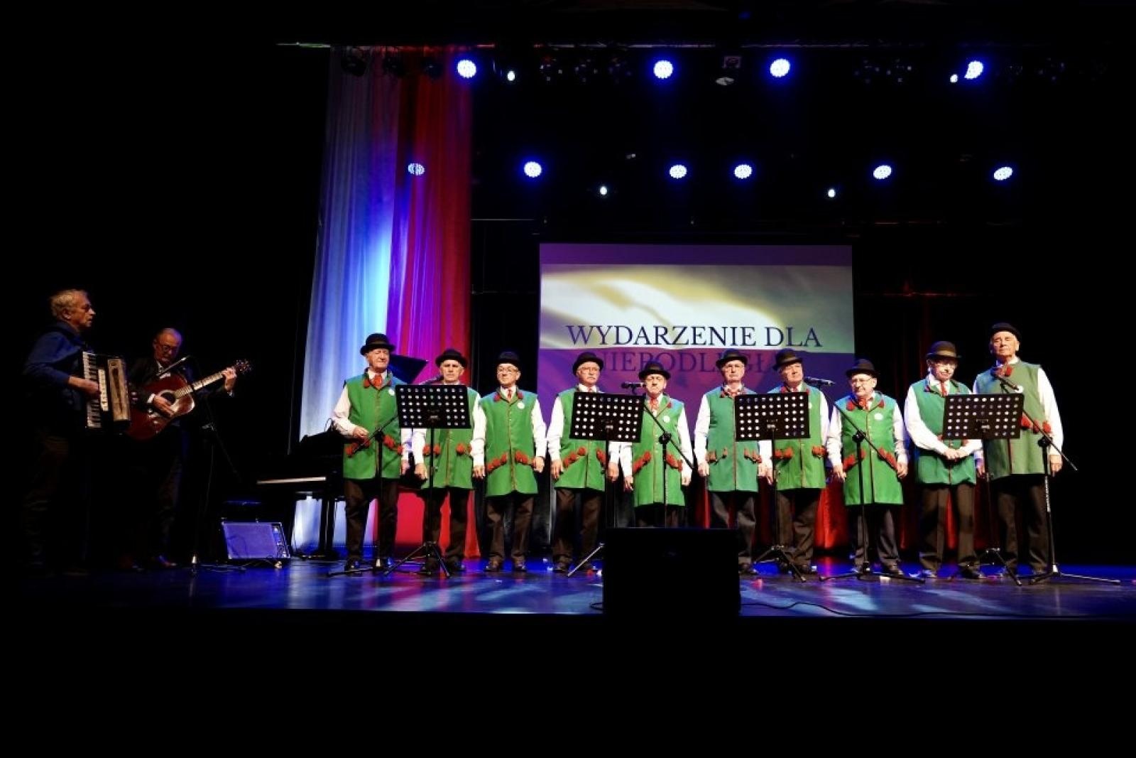 Zdjęcie w galerii na portalu naszwodzislaw.com: Rydułtowy: Wydarzenie dla Niepodległej. Wspólne świętowanie w biało-czerwonych barwach [FOTO] wiadomości z regionu