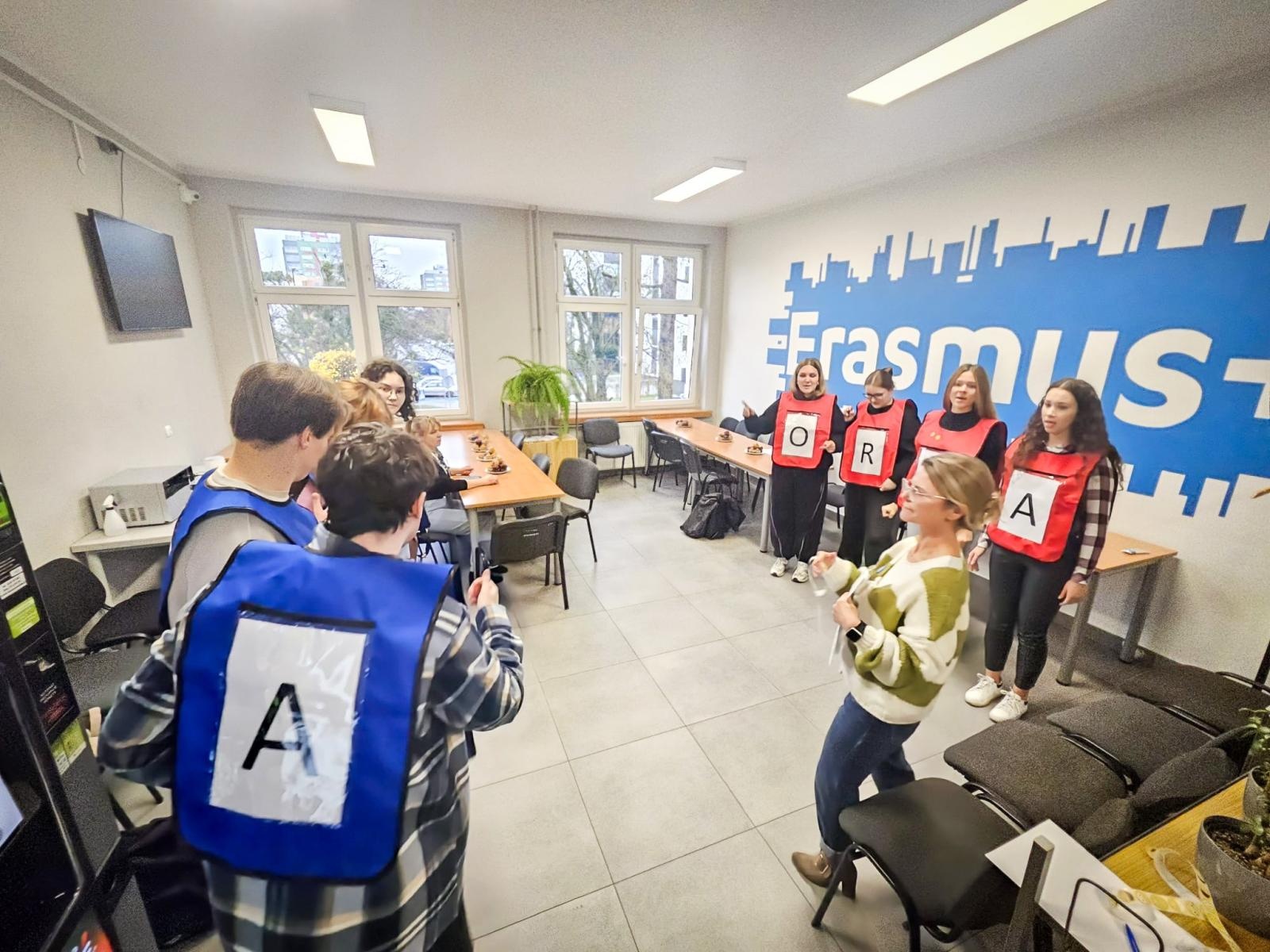 Zdjęcie w galerii na portalu naszwodzislaw.com: Międzynarodowy Dzień Studenta w raciborskiej ANS. Święto pełne energii, integracji i słodkich atrakcji wiadomości z regionu