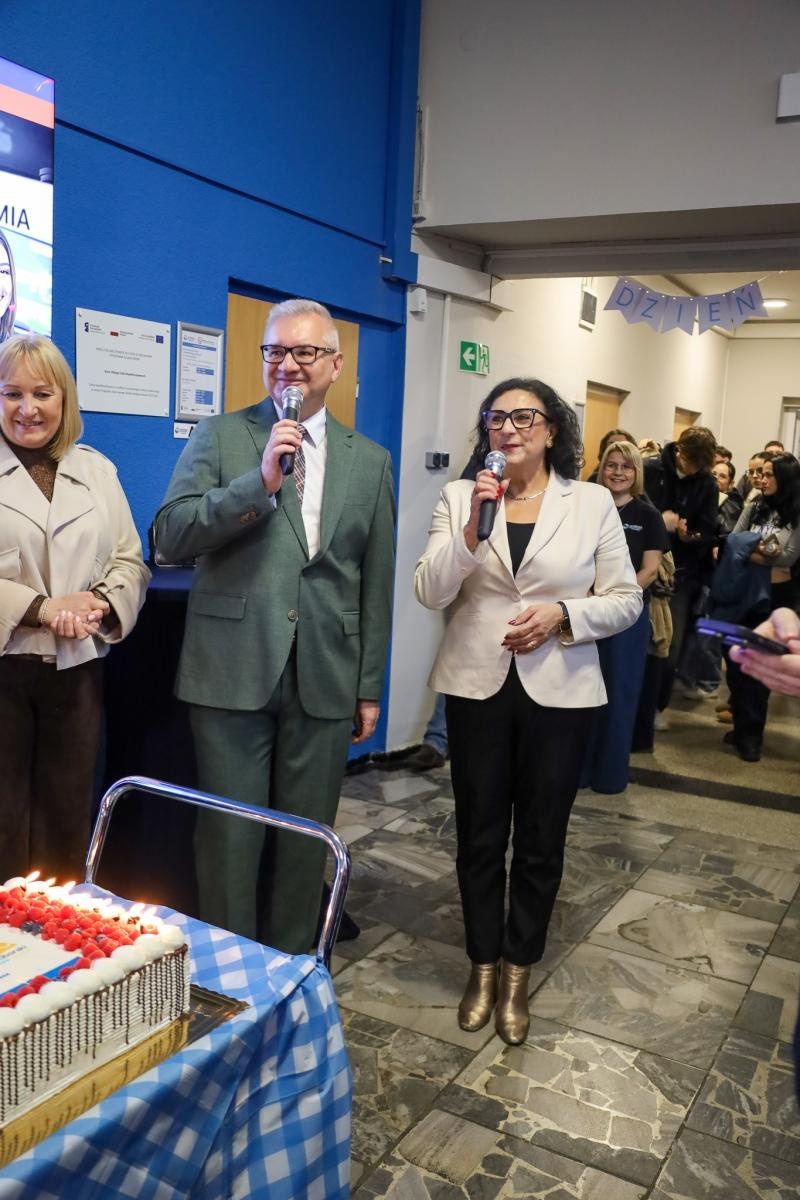 Zdjęcie w galerii na portalu naszwodzislaw.com: Międzynarodowy Dzień Studenta w raciborskiej ANS. Święto pełne energii, integracji i słodkich atrakcji wiadomości z regionu