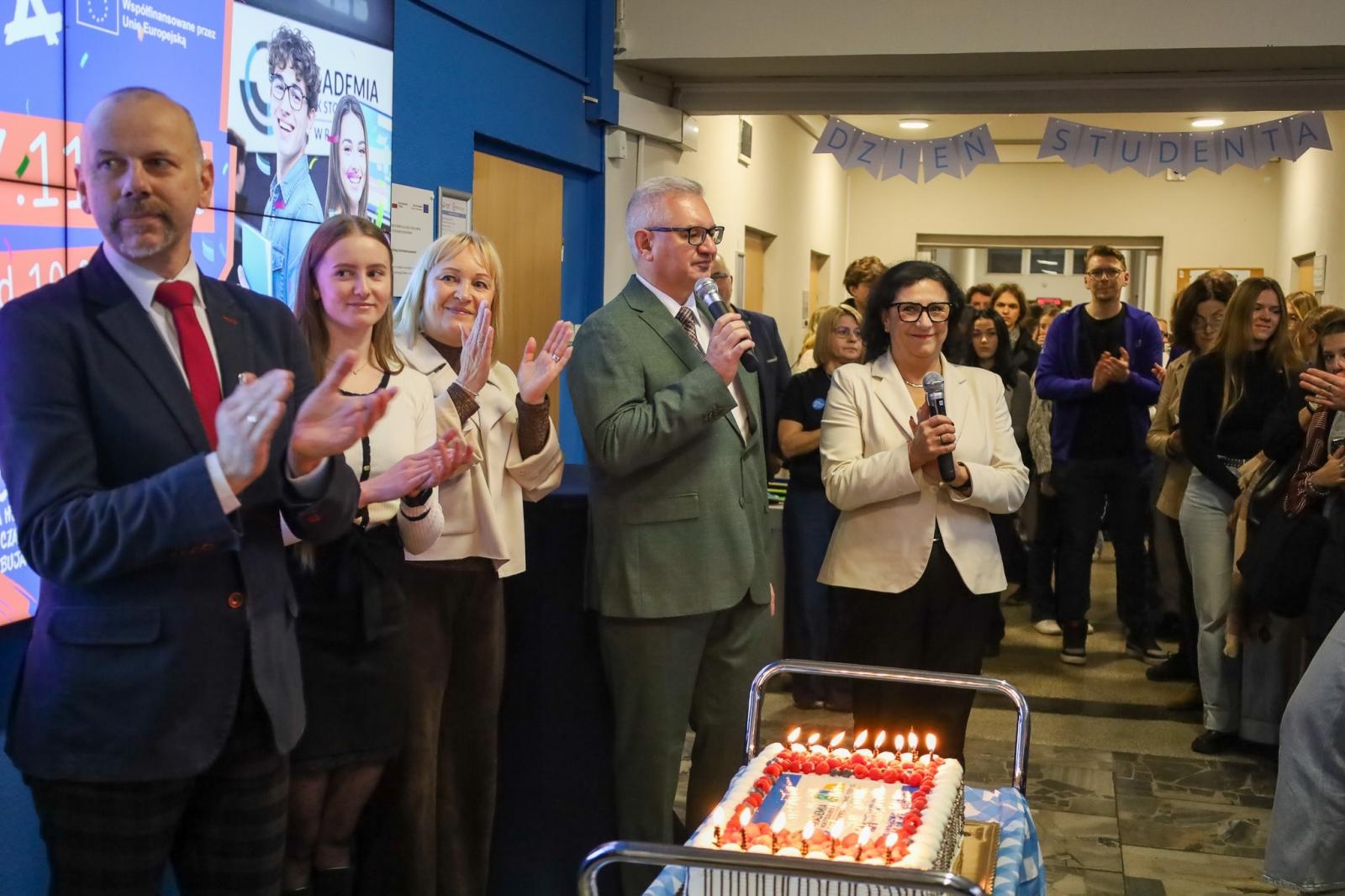 Zdjęcie w galerii na portalu naszwodzislaw.com: Międzynarodowy Dzień Studenta w raciborskiej ANS. Święto pełne energii, integracji i słodkich atrakcji wiadomości z regionu