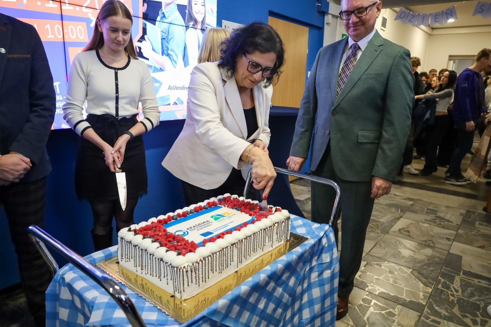 Zdjęcie w galerii na portalu naszwodzislaw.com: Międzynarodowy Dzień Studenta w raciborskiej ANS. Święto pełne energii, integracji i słodkich atrakcji wiadomości z regionu