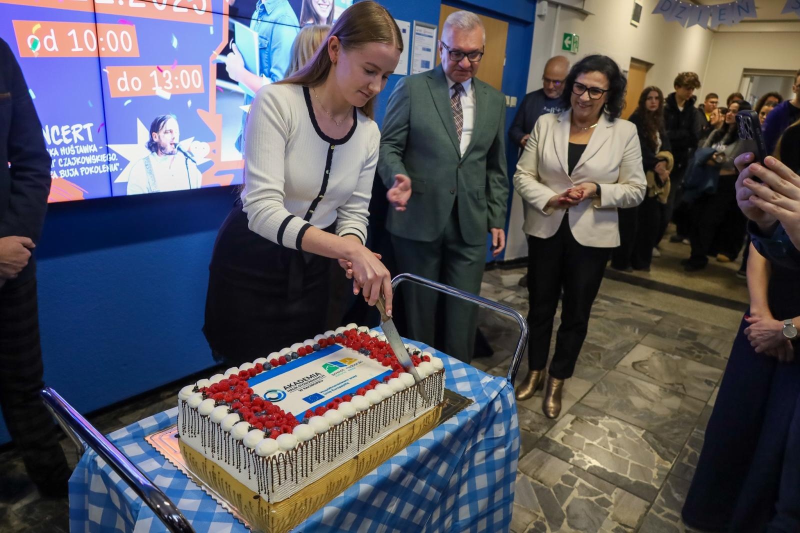 Zdjęcie w galerii na portalu naszwodzislaw.com: Międzynarodowy Dzień Studenta w raciborskiej ANS. Święto pełne energii, integracji i słodkich atrakcji wiadomości z regionu