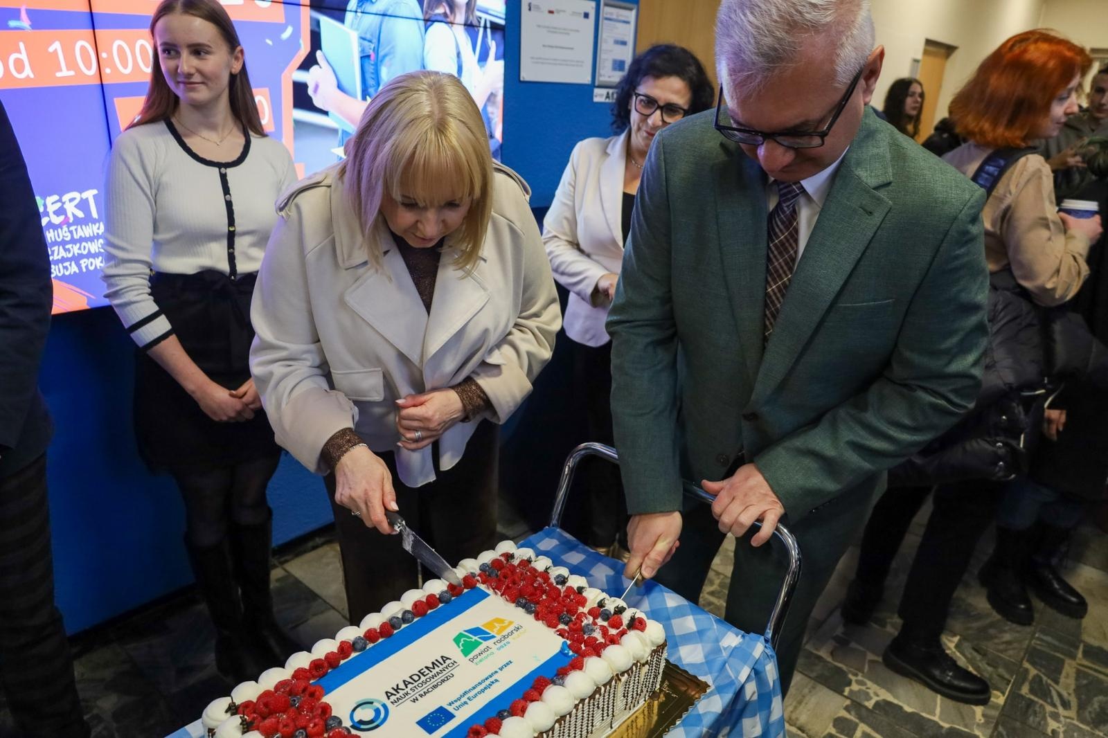 Zdjęcie w galerii na portalu naszwodzislaw.com: Międzynarodowy Dzień Studenta w raciborskiej ANS. Święto pełne energii, integracji i słodkich atrakcji wiadomości z regionu