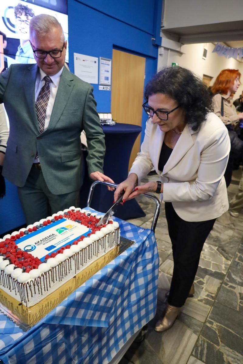 Zdjęcie w galerii na portalu naszwodzislaw.com: Międzynarodowy Dzień Studenta w raciborskiej ANS. Święto pełne energii, integracji i słodkich atrakcji wiadomości z regionu