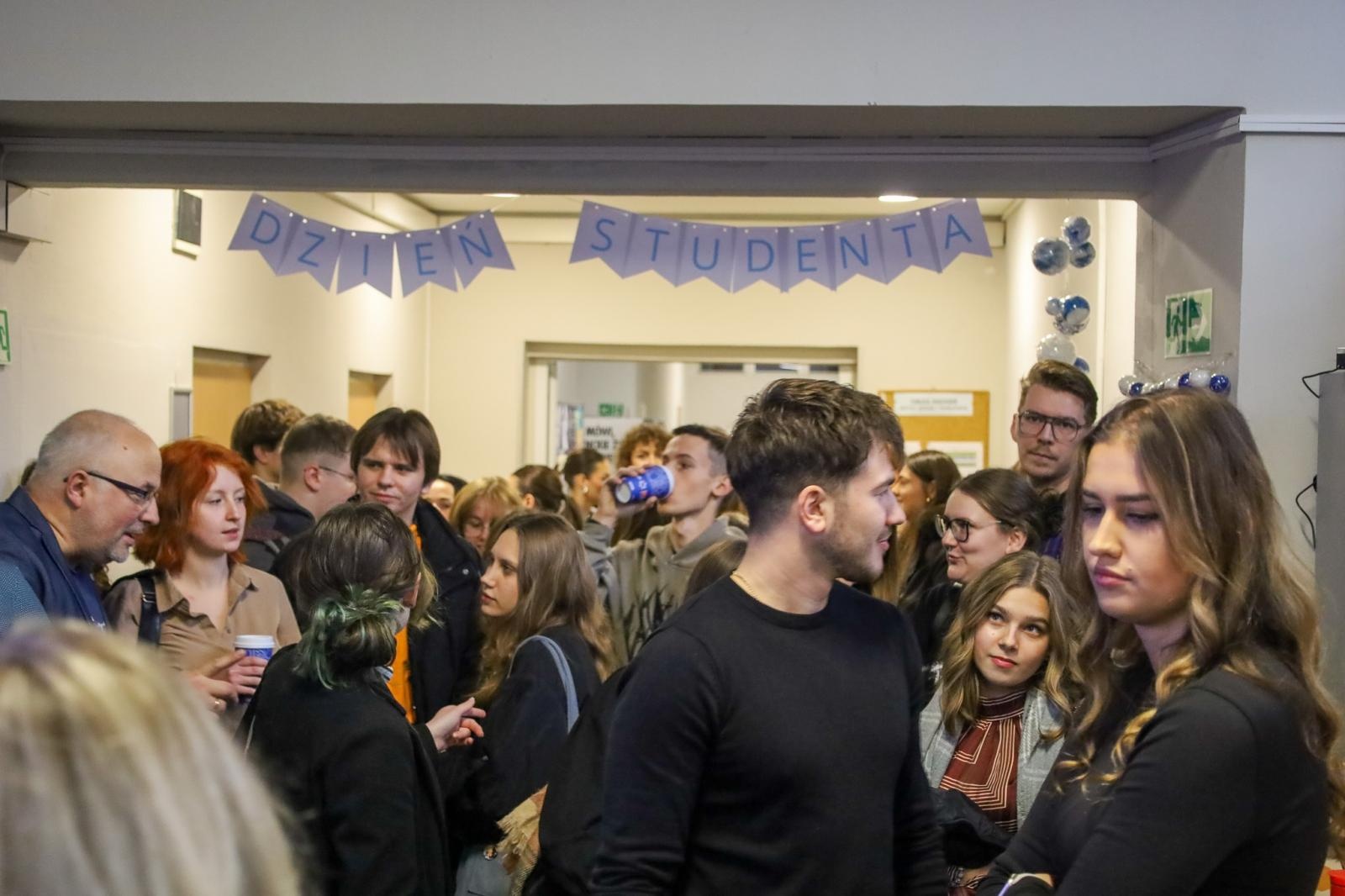 Zdjęcie w galerii na portalu naszwodzislaw.com: Międzynarodowy Dzień Studenta w raciborskiej ANS. Święto pełne energii, integracji i słodkich atrakcji wiadomości z regionu