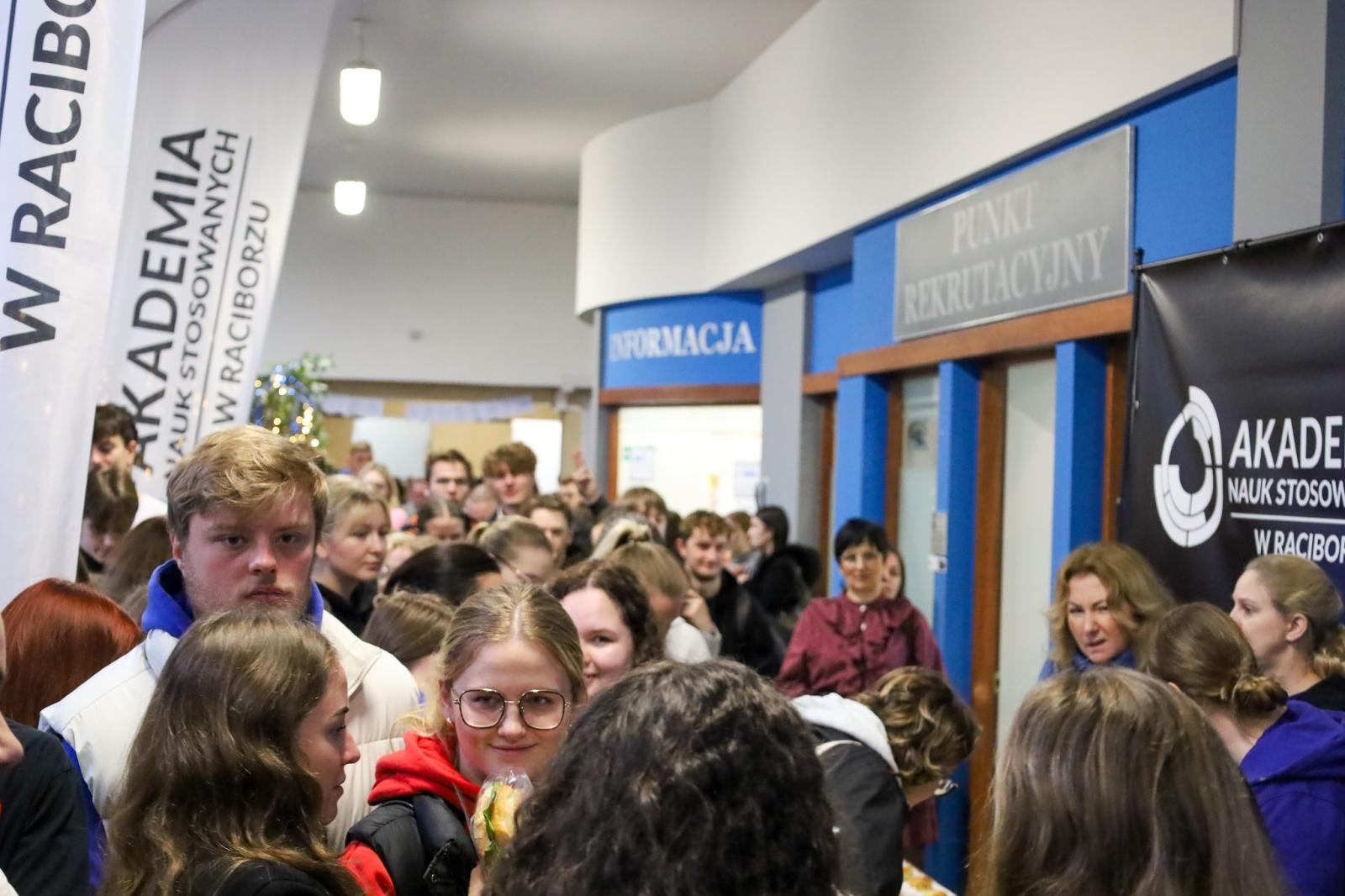 Zdjęcie w galerii na portalu naszwodzislaw.com: Międzynarodowy Dzień Studenta w raciborskiej ANS. Święto pełne energii, integracji i słodkich atrakcji wiadomości z regionu