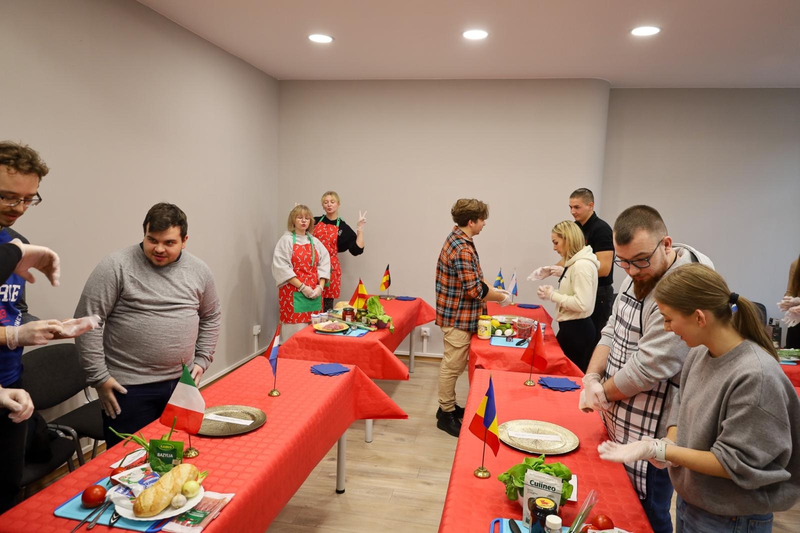 Zdjęcie w galerii na portalu naszwodzislaw.com: Międzynarodowy Dzień Studenta w raciborskiej ANS. Święto pełne energii, integracji i słodkich atrakcji wiadomości z regionu